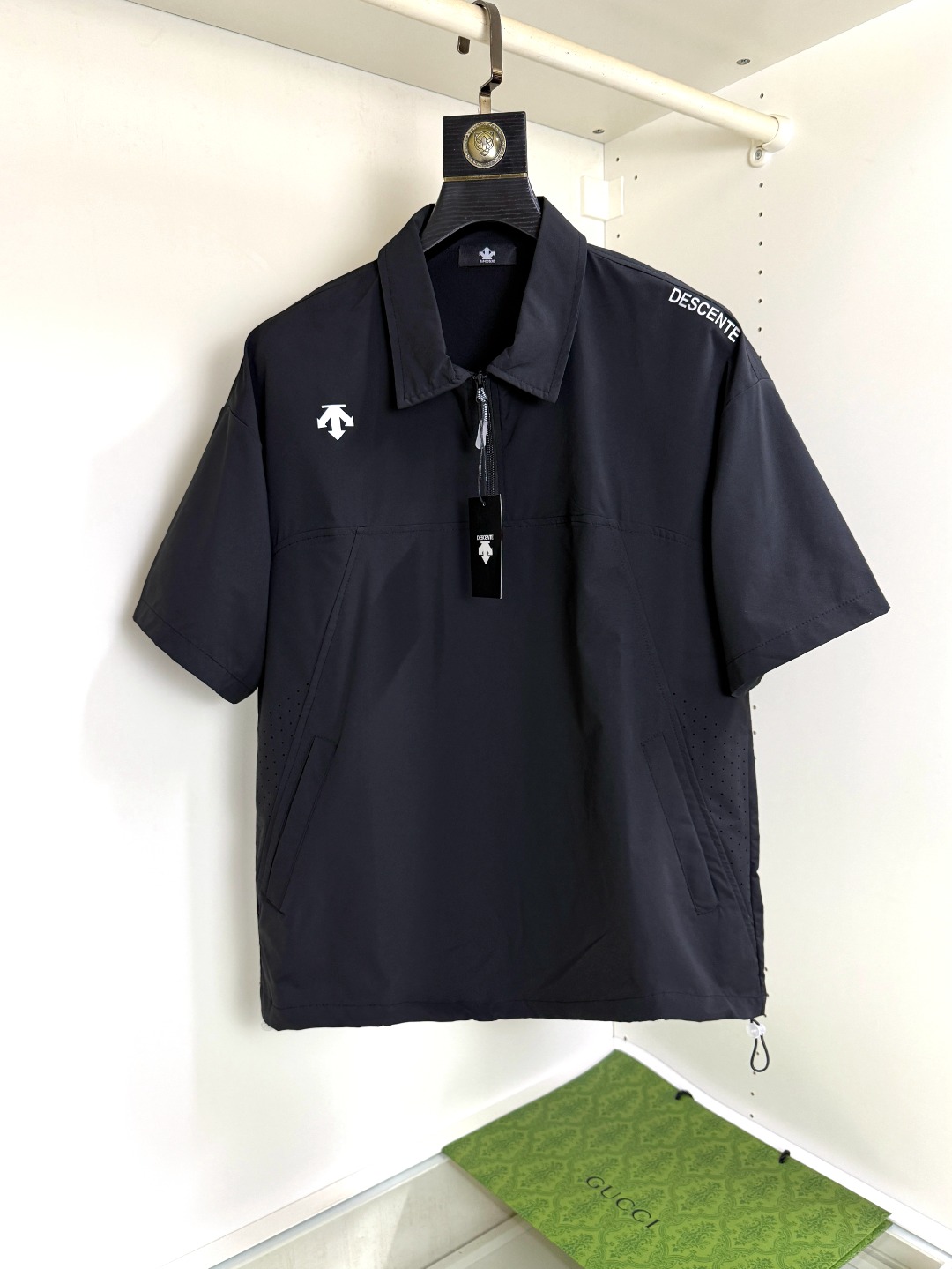 NO:460550,DiSant Men's short-sleeved ice silk quick-drying polo shirt Short-sleeved imported ice silk quick-drying fabric Super comfortable The fabric is cool and comfortable to wear, especially comfortable. Gentle, soft, quick-drying, breathable, sun protection, and odorproof Cool craftsmanship, quick-drying thin material makes the overall clothes not only fashionable, but also has more powerful quick-drying functions and breathable performance than ordinary quick-drying clothes. For the texture of this fabric, the air permeability holes are provided, and the vertical feel of the fabric is very good. The fabric is flexible and elastic, and can adapt to large physical activities. After moisture-absorbing and sweating treatment, the fabric has superior performance. It can effectively adjust the humidity on the skin surface when worn close to the body and keep it dry. SizeS-XXL,, T-shirt, alexander wang19860909迪桑特 男子短袖冰丝速干polo衫短袖 进口冰丝速干面料 超级舒适 面料采穿起来凉嗖嗖的,特别舒服. 轻柔、软弹、速干、透气、防晒、防臭 炫酷工艺,速干轻薄材质 让衣服整体不但具有潮流 还具备比普通速干衣,更强大的速干功能和透气性能 对于这个面料的质感,自带的透气孔,面料垂直感非常好 面料柔韧高弹,能适应大幅度的身体活动；经过吸湿排汗处理,使面料具有优越的性能,在贴身穿着时能有效的调节皮肤表面的湿度,保持干爽.SizeS-XXL,,T-shirt,alexander wang,Men's clothing