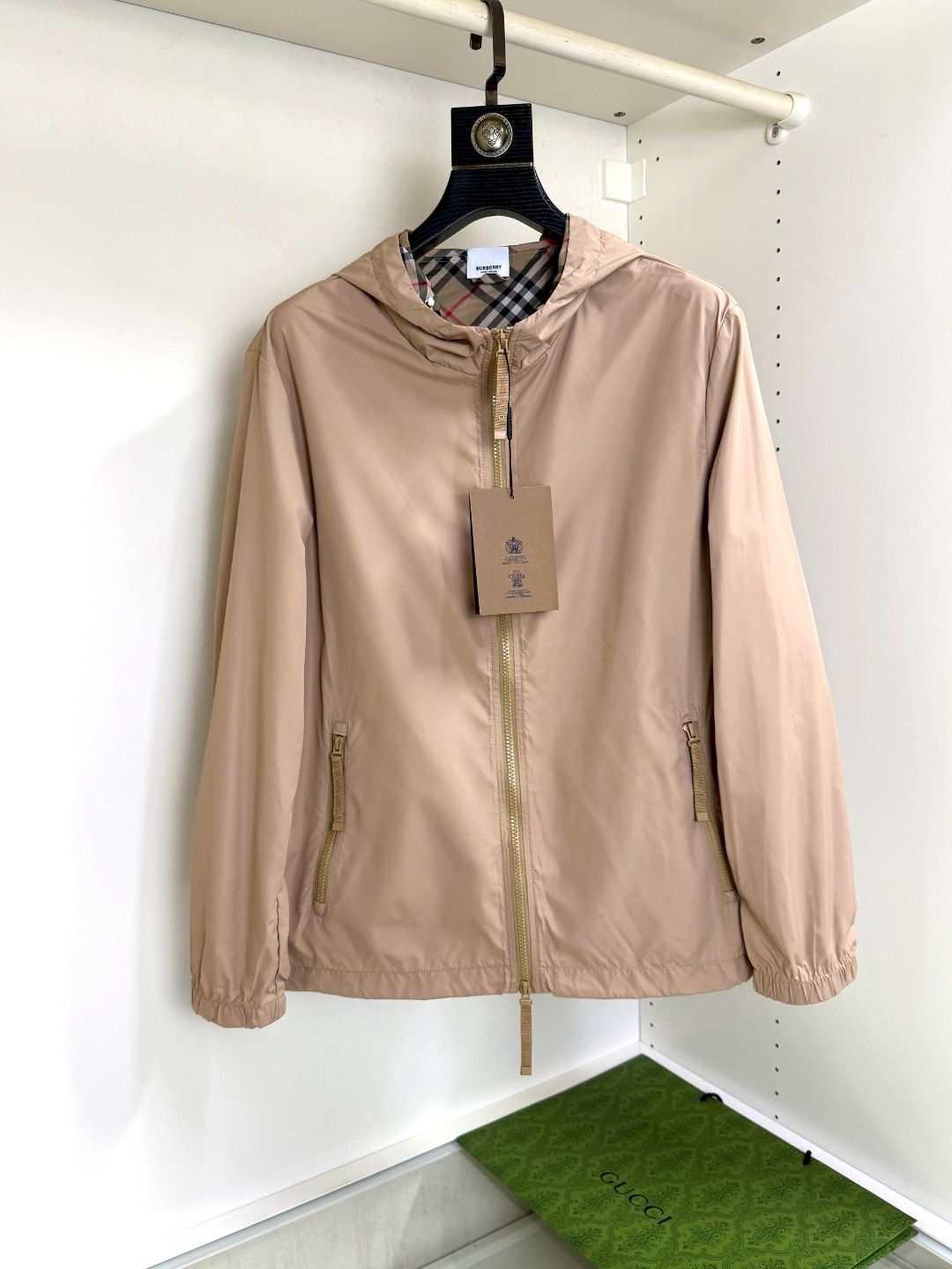 NO:460583,Burberry's new men's sun protection suit thin jacket, unique customized sun protection four-sided elastic fabric, excellent elasticity and elasticity, four-way stretching, the fabric is elastic in the warp, weft, horizontal, vertical and diagonal directions, adaptable to large-scale physical activities, such as exercise and squat and not easy to deform. The elastic fiber blending process is adopted to ensure that it can quickly return to its original state after multiple stretches, avoid slack and bulging, comfortable fit, no sense of restraint, adaptive tailoring, no need to rely on complex pattern design, can naturally fit the body curve, light and breathable, high-density braiding or microporous structure technology, take into account elasticity and breathability, reduce the sense of stuffiness, and is suitable for long-term wear. High-strength wear-resistant, long service life, tear resistance, and through the scientific ratio of polyester fiber, nylon and elastic fiber, the fabric's anti-friction and anti-treading performance is improved, especially suitable for outdoor sports or high-frequency use scenarios.  3XL, burberry, burberry, jackets & coats, alexander wang19860909Burberry 巴宝莉 新款男士防晒服轻薄外套,独特订制防晒四面弹面料,卓越的弹性与回弹性,四向拉伸,面料在经纬,横向与纵向及对角线方向均具备弹性,适应大幅度的身体活动,如运动、蹲坐且不易变形. 采用弹性纤维混纺工艺,确保多次拉伸后仍能快速恢复原状,避免松弛、鼓包,舒适贴合,无束缚感,自适应剪裁,无需依赖复杂版型设计,即可自然贴合身体曲线,轻薄透气,高密度编织或微孔结构工艺,兼顾弹性与透气性,减少闷热感,适合长时间穿着.高强耐磨,使用寿命长,抗撕裂性,通过聚酯纤维、锦纶与弹性纤维的科学配比,提升面料抗摩擦、抗勾丝性能,尤其适合户外运动或高频使用场景. 码数3XL,,burberry,burberry,jackets & coats,alexander wang,Men's clothing