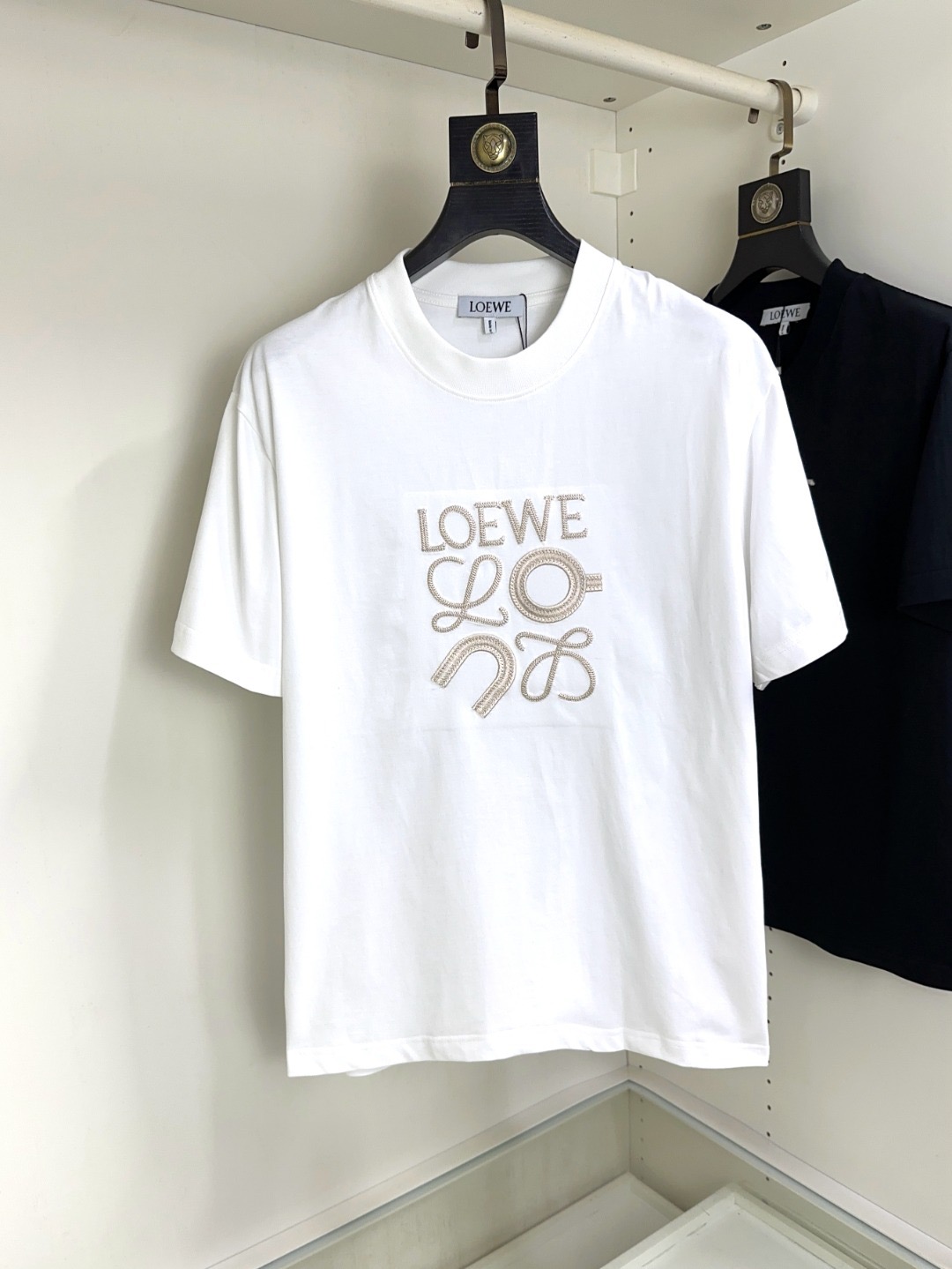 NO:460717,Loewe, Fat Brother Gospel Maximum XL can wear 200 kilograms, top-level round neck casual short sleeves, top-level version, high-end custom versatile styles, anyone can easily control the fabric, full customization and craftsmanship, the latest logo design of the luxurious classic brand on the chest, very high-end and those who understand goods must enter!  The style and tailoring are slim styles, which are very exquisite, showing aura and highlighting the exquisiteness of business men. This is the unique feature, the right slim fit, and the upper body effect is very good!  Size XS-XL (counter code is equivalent to M-3XL), loewe,loewe,T-shirt,alexander wang19860909Loewe 罗意威 胖哥福音最大XL可穿200斤 顶级圆领休闲短袖 顶级版本 高级定制百搭款式 任何人都可以轻松驾驭 面料全订制工艺 胸前奢华经典品牌最新logo设计,非常显档次懂货的必须入！版型剪裁属于修身款 非常精致,显气场,又会凸显商务男士的精致,这就是独到之处,恰到好处的修身,上身效果非常赞！尺码XS-XL（专柜码等同M-3XL）,,loewe,loewe,T-shirt,alexander wang,Men's clothing