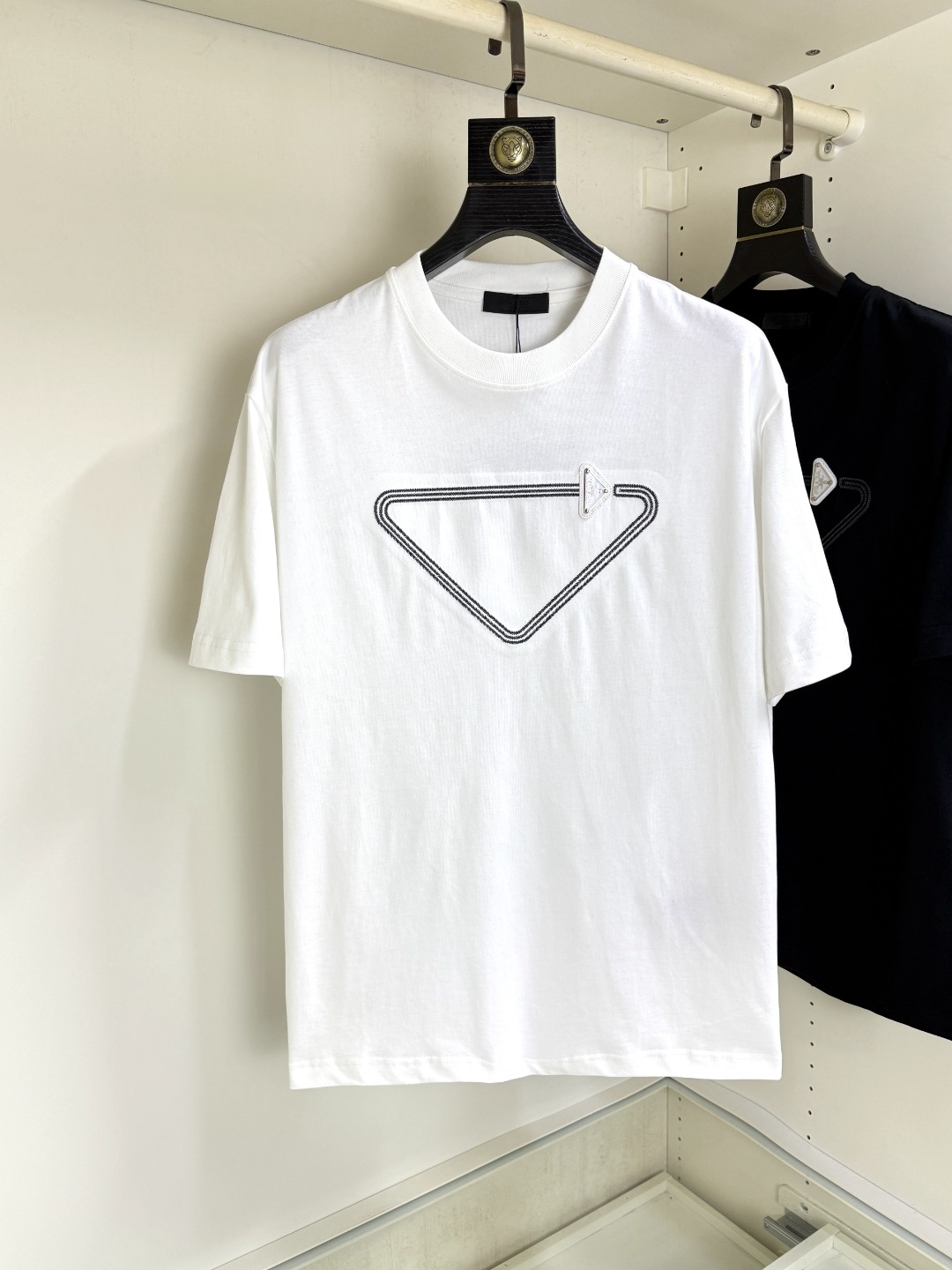 NO:531047,Prada Prada Fat Brother Gospel Maximum XL can wear 200 kilograms high-end version, top round neck casual short sleeve high-end custom versatile style, anyone can easily control it, full custom fabric craftsmanship, the latest logo design of luxury classic brand on the chest, very high-end, those who understand goods must enter!  The style and tailoring are slim styles, which are very exquisite, showing aura and highlighting the exquisiteness of business men. This is the unique feature, the right slim fit, and the upper body effect is very good!  Size XS-XL (counter code is equivalent to M-3XL), prada, prada, T-shirt, alexander wang19860909Prada 普拉达 胖哥福音最大XL可穿200斤高版本 顶级圆领休闲短袖高级定制百搭款式 任何人都可以轻松驾驭 面料全订制工艺 胸前奢华经典品牌最新logo设计,非常显档次懂货的必须入！版型剪裁属于修身款 非常精致,显气场,又会凸显商务男士的精致,这就是独到之处,恰到好处的修身,上身效果非常赞！尺码XS-XL（专柜码等同M-3XL）,,prada,prada,T-shirt,alexander wang,Men's clothing