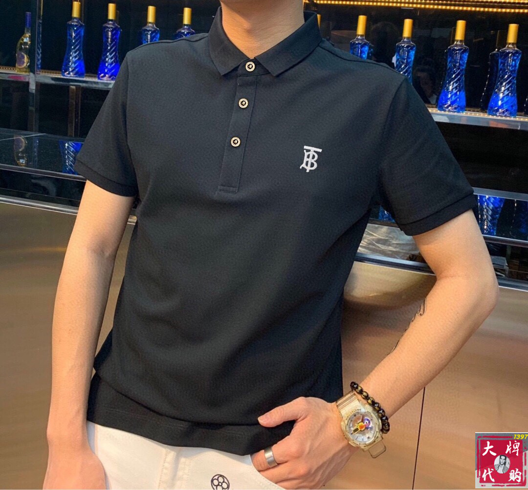 NO:460620,Burberry [Embroidery Craftsmanship] High-end goods business, white-collar workers, must-have items for individuals in the unit!  Casual business lapel short sleeves, technological comfortable fabric, great body feel, smooth texture and great texture!  Good elasticity, no sense of restraint, the fabric has its own breathable mesh, moisture absorption and sweating, quick drying and keeping it dry, small lapel placket-breasted design, showing a straight posture, not soft pedal, simple style, can be used for business and leisure, highly recommended!  The touch is as smooth as jade silk, clean and neat, and elegant and gentlemanly. The high-end materials are the key to the fabric and quality control. The feel is extremely delicate and smooth, the fabric has a good gloss and upper body skeleton feel, so you can greet mature and quality men's clothing!  Sweat in summer and dry in seconds, a brand new experience Business commuting and leisure Number M-4XL, burberry, burberry, T-shirt, alexander wang19860909Burberry 巴宝莉【刺绣工艺】 高端货商务 白领 单位人士必入单品！ 休闲商务翻领短袖,科技舒适面料,体感非常棒,手感顺滑质感很棒！弹性好,无任何束缚感,面料自带透气网孔,吸湿排汗,速干保持干爽,小翻领门襟排扣设计,展露挺拔姿态,不软踏,简约款式,商务休闲都可驾驭,强烈推荐！触感堪比玉蚕丝一样丝滑,干净利落,儒雅绅士风度.高级材质,重点就是面料上,品控的必上,手感极其细腻光滑,面料光泽感和上身骨架感好,打招成熟品质男装！夏天出汗秒干,全新体验 商务通勤休闲 码数M-4XL,,burberry,burberry,T-shirt,alexander wang,Men's clothing