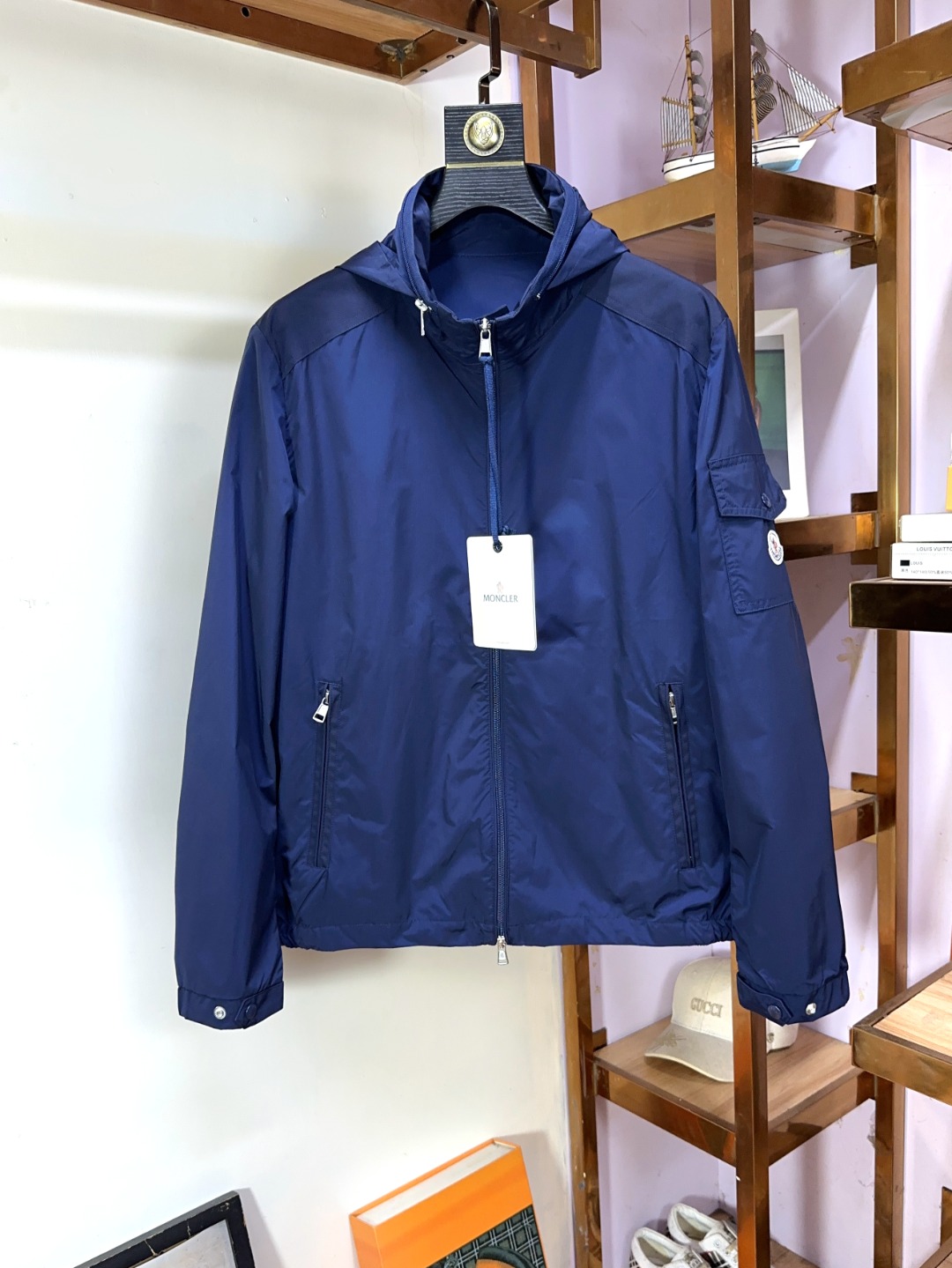 NO:460634,Burberry Top-grade business versatile jackets with high-end custom versatile styles, which can be easily controlled by anyone. The fabric is fully customized craftsmanship, the latest logo design of the luxurious classic brand on the chest, which is very high-end and those who understand goods must enter!  The style and tailoring are slim styles, which are very exquisite, showing aura and highlighting the exquisiteness of business men. This is the unique feature, the right slim fit, and the upper body effect is very good!  Size S-XXL, burberry, burberry, jackets & coats, alexander wang19860909Burberry 巴宝莉 顶级商务百搭外套高级定制百搭款式 任何人都可以轻松驾驭 面料全订制工艺 胸前奢华经典品牌最新logo设计,非常显档次懂货的必须入！版型剪裁属于修身款 非常精致,显气场,又会凸显商务男士的精致,这就是独到之处,恰到好处的修身,上身效果非常赞！尺码S-XXL,,burberry,burberry,jackets & coats,alexander wang,Men's clothing