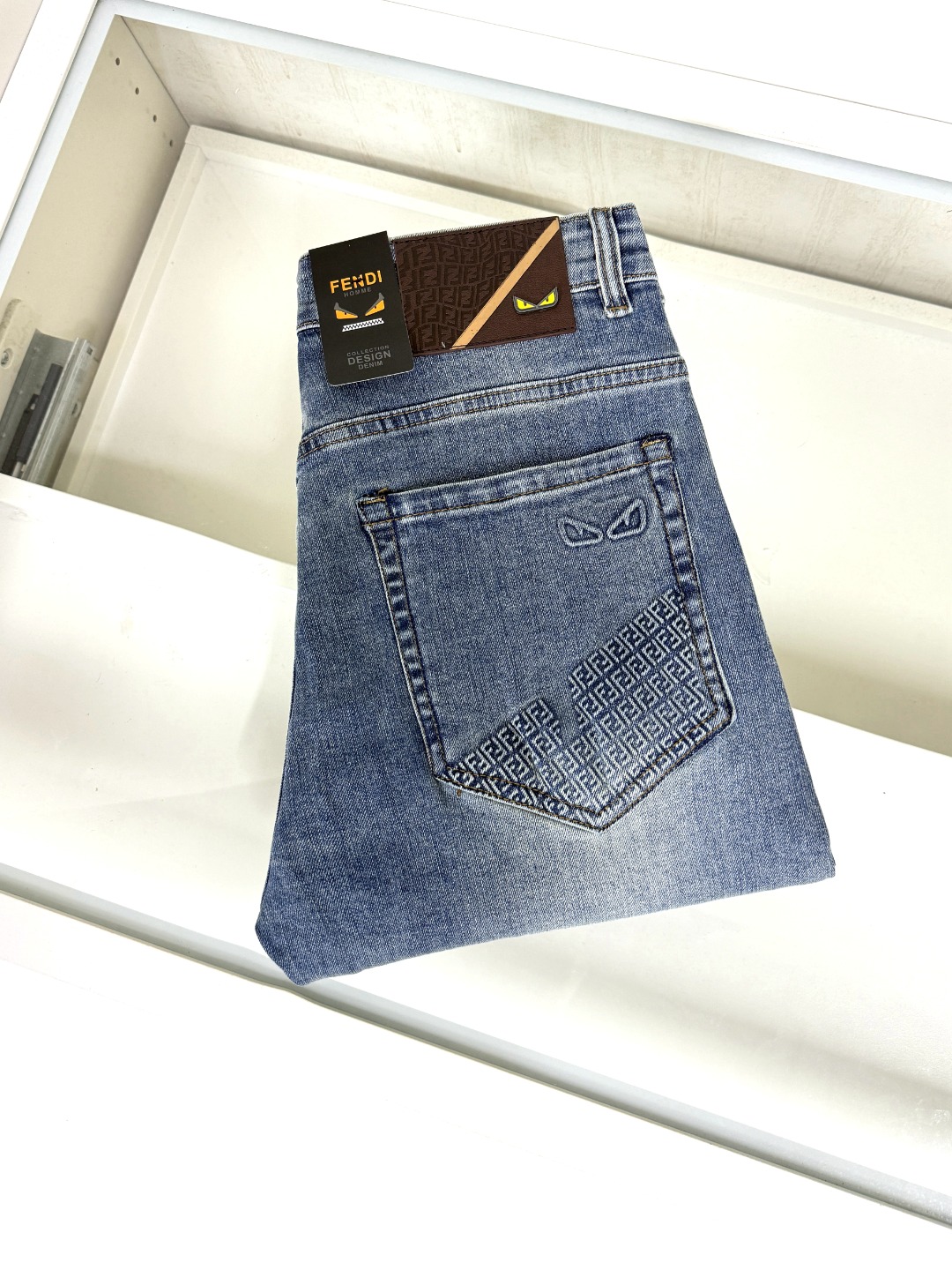 NO:460704,Fendi is coming, new styles and new products are available for sale in the counter. The original jeans in physical stores are already 1:1 good products for the original jeans in all ages. The highest version of the imported European fabric in the market is comfortable, soft and skin-friendly, with super cool and fashionable and versatile upper body effect, straight and stylish, a must-have for the wardrobe!  Suitable for any occasion Size 28-38 No 37 Yes 35, fendi, fendi, jeans, alexander wang19860909Fendi 芬迪 爆款来袭 新款新品 专柜有售 实体店已极品牛仔裤专柜原版1:1好货,适合各个年龄段.市场最高版本的欧洲进口面料.舒适柔软亲肤,上身效果超级棒时尚百搭,笔挺有型,衣橱必备！适合任何场合穿着 尺码28-38 无37 有35,,fendi,fendi,jeans,alexander wang,Men's clothing