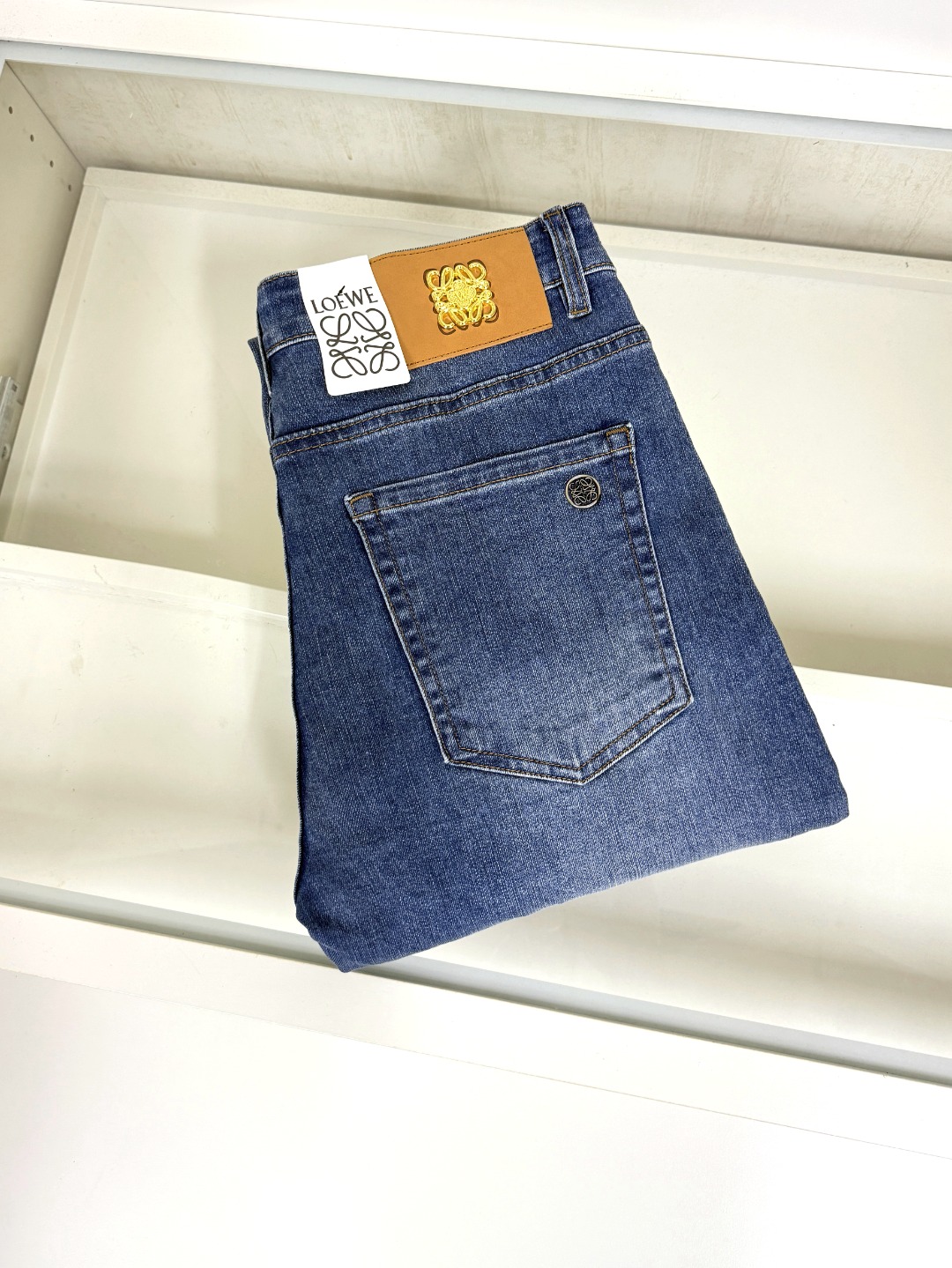 NO:460673,Loewe, hot products are coming, new products, available for sale in counters, the best jeans in physical stores are available in 1:1 original product, suitable for all ages and all ages. The highest version of imported European fabrics in the market. They are comfortable, soft and skin-friendly, with super cool and fashionable and versatile upper body effect, straight and stylish, a must-have for the wardrobe!  Suitable for any occasion Size 29-40 None 37 39,,loewe,loewe,jeans,alexander wang19860909Loewe 罗意威 爆款来袭 新款新品 专柜有售 实体店已极品牛仔裤专柜原版1:1好货,适合各个年龄段.市场最高版本的欧洲进口面料.舒适柔软亲肤,上身效果超级棒时尚百搭,笔挺有型,衣橱必备！适合任何场合穿着 尺码29-40 无37 39,,loewe,loewe,jeans,alexander wang,Men's clothing