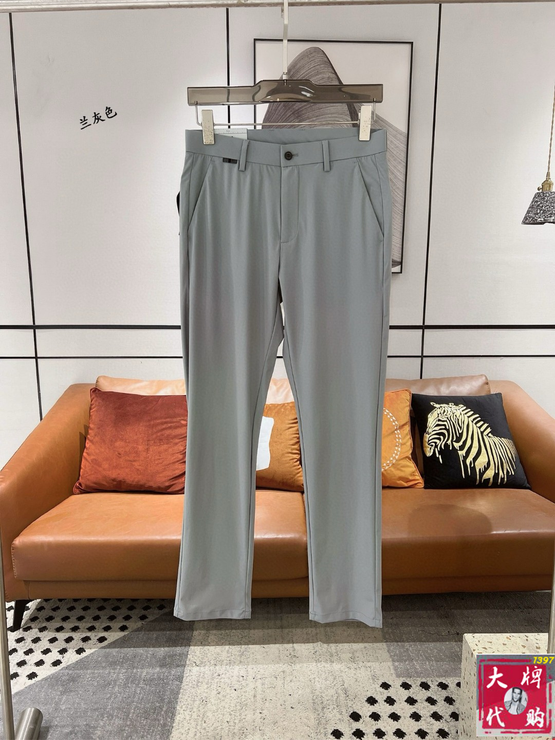 NO:460685,Prada Prada Spring and Summer Asian Counter Series Latest Model!  High-end ruthless goods, high-end customized slim-fit business casual elastic pants, original hardware, a model that is fully suitable for daily business and leisure, with super positive upper body effect, three-dimensional slim-fit buttock lift, and the leg lines are fully demonstrated, including Tennis special cotton fabric!  It belongs to the type of woven cotton!  The texture is firm and delicate, the upper body is very comfortable and stylish, and it is extremely practical and versatile, which is very worth buying!  Requested recommendations from old customers!  !  Size 29-40, prada, prada, alexander wang19860909Prada 普拉达 春夏亚洲专柜系列最新款！高端狠货 高端订制修身商务休闲松紧裤 原版五金 日常商务休闲都完全适用的款,上身效果超正,立体修身提臀,腿部线条完全得到彰显,含天丝特殊棉面料！属于色织棉的类型！纹理紧致细腻,上身非常舒适有型,而且极为实穿百搭,非常值得入手！老客户必收推荐！！尺码29-40,,prada,prada,alexander wang,Men's clothing