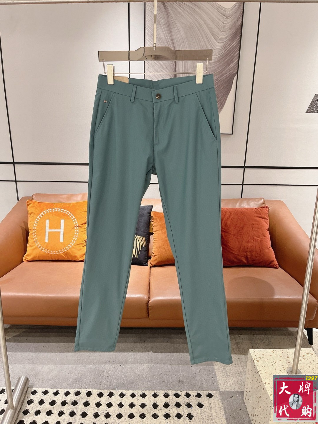 NO:460691,Burberry Spring and Summer Asian Counter Series Latest Models!  High-end ruthless goods, high-end customized slim-fit business casual elastic pants, original hardware, a model that is fully suitable for daily business and leisure, with super positive upper body effect, three-dimensional slim-fit buttock lift, and the leg lines are fully demonstrated, including Tennis special cotton fabric!  It belongs to the type of woven cotton!  The texture is firm and delicate, the upper body is very comfortable and stylish, and it is extremely practical and versatile, which is very worth buying!  Requested recommendations from old customers!  !  Size 29-40, Burberry, Burberry, Alexander wang19860909Burberry 巴宝莉 春夏亚洲专柜系列最新款！高端狠货 高端订制修身商务休闲松紧裤 原版五金 日常商务休闲都完全适用的款,上身效果超正,立体修身提臀,腿部线条完全得到彰显,含天丝特殊棉面料！属于色织棉的类型！纹理紧致细腻,上身非常舒适有型,而且极为实穿百搭,非常值得入手！老客户必收推荐！！尺码29-40,,burberry,burberry,alexander wang,Men's clothing