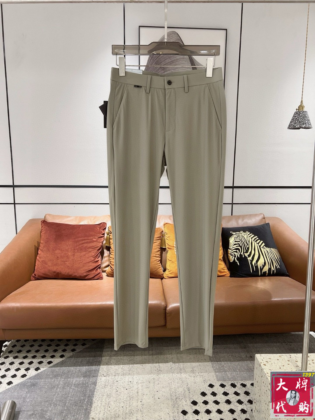 NO:460696,Prada Prada Spring and Summer Asian Counter Series Latest Model!  High-end ruthless goods, high-end customized slim-fit business casual elastic pants, original hardware, a model that is fully suitable for daily business and leisure, with super positive upper body effect, three-dimensional slim-fit buttock lift, and the leg lines are fully demonstrated, including Tennis special cotton fabric!  It belongs to the type of woven cotton!  The texture is firm and delicate, the upper body is very comfortable and stylish, and it is extremely practical and versatile, which is very worth buying!  Requested recommendations from old customers!  !  Size 29-40, prada, prada, alexander wang19860909Prada 普拉达 春夏亚洲专柜系列最新款！高端狠货 高端订制修身商务休闲松紧裤 原版五金 日常商务休闲都完全适用的款,上身效果超正,立体修身提臀,腿部线条完全得到彰显,含天丝特殊棉面料！属于色织棉的类型！纹理紧致细腻,上身非常舒适有型,而且极为实穿百搭,非常值得入手！老客户必收推荐！！尺码29-40,,prada,prada,alexander wang,Men's clothing