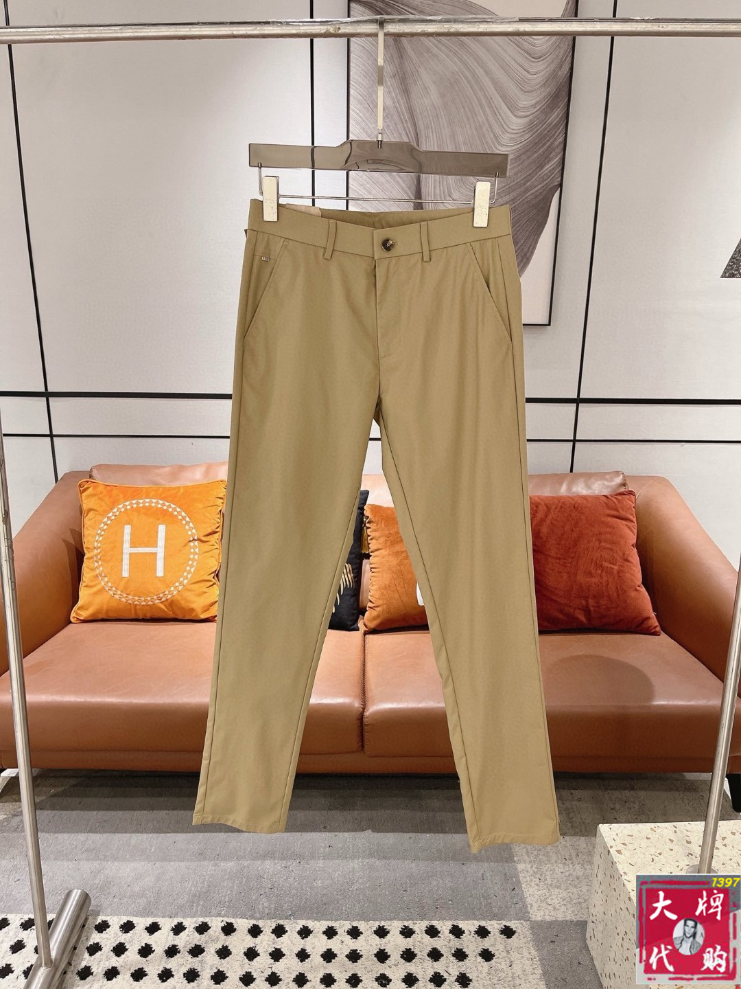 NO:460705,Burberry Spring and Summer Asian Counter Series Latest Models!  High-end ruthless goods, high-end customized slim-fit business casual elastic pants, original hardware, a model that is fully suitable for daily business and leisure, with super positive upper body effect, three-dimensional slim-fit buttock lift, and the leg lines are fully demonstrated, including Tennis special cotton fabric!  It belongs to the type of woven cotton!  The texture is firm and delicate, the upper body is very comfortable and stylish, and it is extremely practical and versatile, which is very worth buying!  Requested recommendations from old customers!  !  Size 29-40, Burberry, Burberry, Alexander wang19860909Burberry 巴宝莉 春夏亚洲专柜系列最新款！高端狠货 高端订制修身商务休闲松紧裤 原版五金 日常商务休闲都完全适用的款,上身效果超正,立体修身提臀,腿部线条完全得到彰显,含天丝特殊棉面料！属于色织棉的类型！纹理紧致细腻,上身非常舒适有型,而且极为实穿百搭,非常值得入手！老客户必收推荐！！尺码29-40,,burberry,burberry,alexander wang,Men's clothing