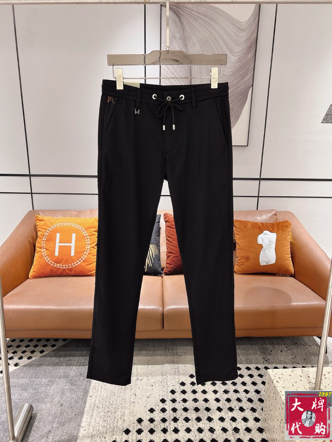NO:460679,Hermes Spring and Summer Asian Counter Series Latest Model!  High-end ruthless goods, high-end customized slim-fit business casual elastic pants, original hardware, a model that is fully suitable for daily business and leisure, with super positive upper body effect, three-dimensional slim-fit buttock lift, and the leg lines are fully demonstrated, including Tennis special cotton fabric!  It belongs to the type of woven cotton!  The texture is firm and delicate, the upper body is very comfortable and stylish, and it is extremely practical and versatile, which is very worth buying!  Requested recommendations from old customers!  !  Size 29-40, hermes, hermes, alexander wang19860909Hermes 爱马士 春夏亚洲专柜系列最新款！高端狠货 高端订制修身商务休闲松紧裤 原版五金 日常商务休闲都完全适用的款,上身效果超正,立体修身提臀,腿部线条完全得到彰显,含天丝特殊棉面料！属于色织棉的类型！纹理紧致细腻,上身非常舒适有型,而且极为实穿百搭,非常值得入手！老客户必收推荐！！尺码29-40,,hermes,hermes,alexander wang,Men's clothing