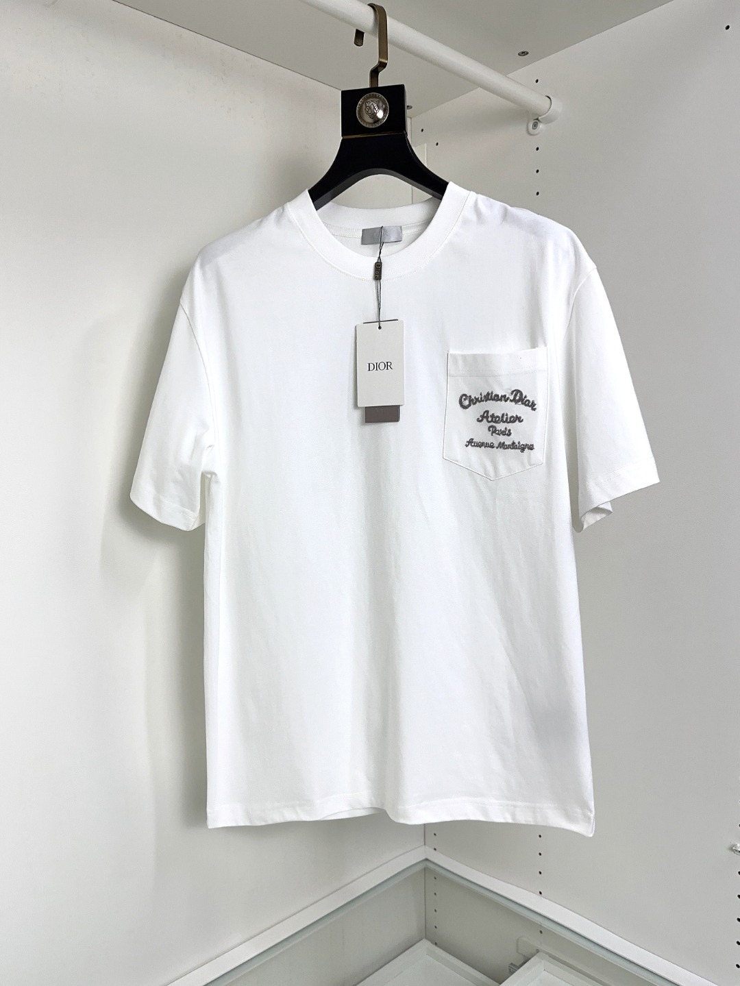 NO:452723,DIOR DIOR Pang Ge's Gospel Maximum XL can wear 200 kilograms high-end version, top round neck casual short-sleeved high-end custom versatile style, anyone can easily control it, full custom fabric craftsmanship, the latest logo design of the luxurious classic brand on the chest, very high-end, those who understand goods must enter!  The style and tailoring are slim styles, which are very exquisite, showing aura and highlighting the exquisiteness of business men. This is the unique feature, the right slim fit, and the upper body effect is very good!  Size XS-XL (counter code is equivalent to M-3XL), dior, dior, T-shirt, alexander wang19860909DIOR 迪奥 胖哥福音最大XL可穿200斤高版本 顶级圆领休闲短袖高级定制百搭款式 任何人都可以轻松驾驭 面料全订制工艺 胸前奢华经典品牌最新logo设计,非常显档次懂货的必须入！版型剪裁属于修身款 非常精致,显气场,又会凸显商务男士的精致,这就是独到之处,恰到好处的修身,上身效果非常赞！尺码XS-XL（专柜码等同M-3XL）,,dior,dior,T-shirt,alexander wang,Men's clothing