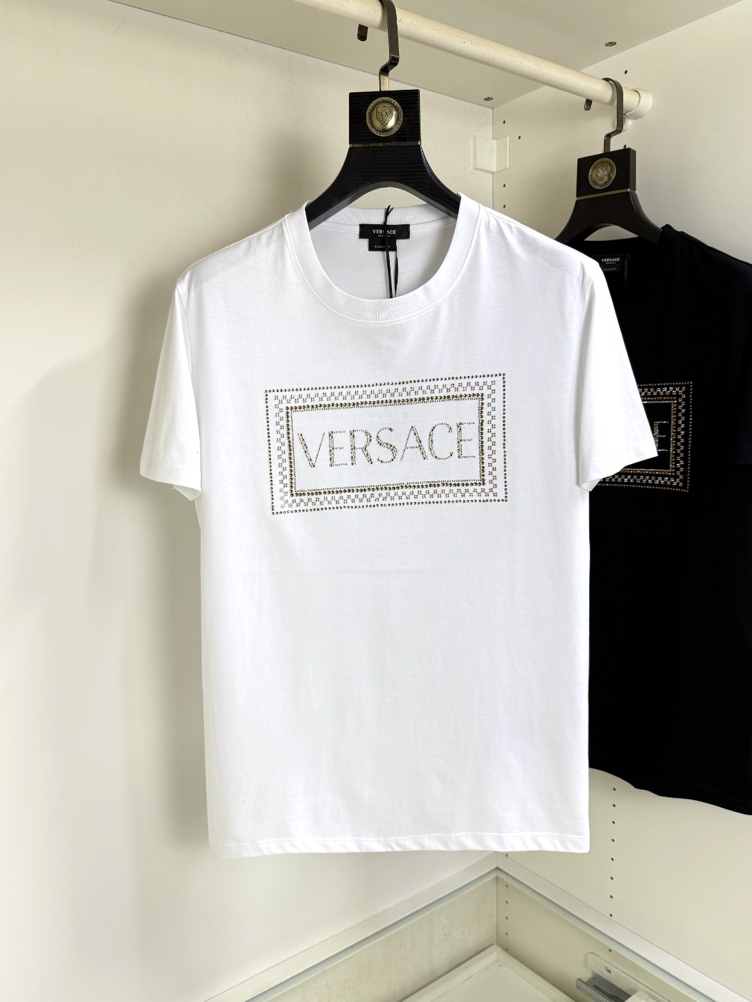 NO:458587,Versace Fat Brother Gospel 4XL wears 200 catties, top-quality round neck, casual short-sleeved high-end custom versatile style, anyone can easily control it, full-customized fabric craftsmanship, the latest logo design of luxury classic brand on the chest, very high-end, those who understand goods must enter!  The style and tailoring are slim styles, which are very exquisite, showing aura and highlighting the exquisiteness of business men. This is the unique feature, the right slim fit, and the upper body effect is very good!  Size M-4XL, versace, versace, T-shirt, alexander wang19860909Versace 范思哲胖哥福音4XL穿200斤 顶级圆领休闲短袖高级定制百搭款式 任何人都可以轻松驾驭 面料全订制工艺 胸前奢华经典品牌最新logo设计,非常显档次懂货的必须入！版型剪裁属于修身款 非常精致,显气场,又会凸显商务男士的精致,这就是独到之处,恰到好处的修身,上身效果非常赞！尺码M-4XL,,versace,versace,T-shirt,alexander wang,Men's clothing