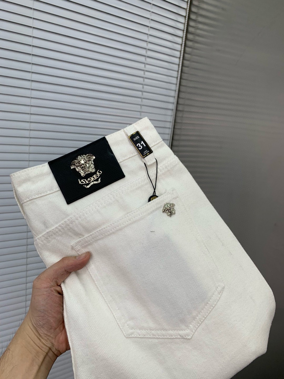 NO:458533,Versace New product, original single denim shorts, original heavy-duty creation, brand classic LOGO design, complete three standards!  Original hardware accessories. Customized denim fabrics for counters, completely suitable for counters. Welcome to try them on before purchasing them. Good goods are not afraid of comparison. Number 29-38, versace, versace, shorts, alexander wang19860909Versace 范思哲 新品,原单牛仔短裤 原版重工打造,品牌经典LOGO设计,三标齐全！原版五金辅料.专柜定制牛仔面料,完全对版专柜,欢迎专柜试穿后再购买,好货不怕比.码数29-38,,versace,versace,shorts,alexander wang,Men's clothing