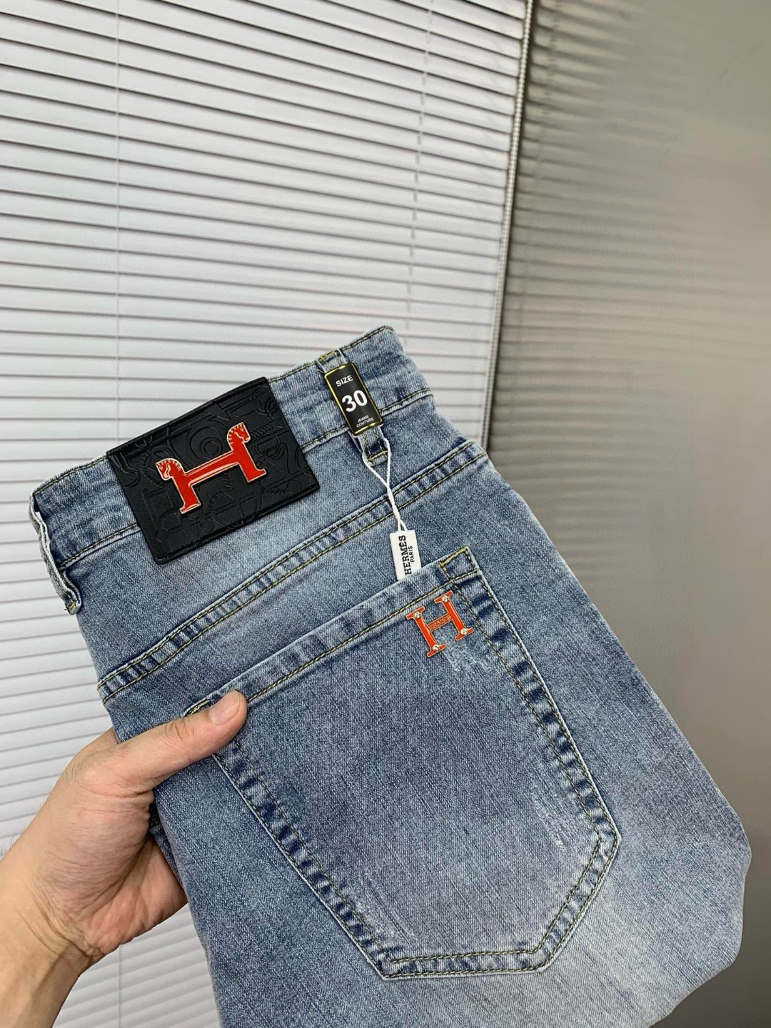 NO:458504,Hermes new product, original single denim shorts, original heavy-duty creation, brand classic logo design, complete three standards!  Original hardware accessories. Customized denim fabrics for counters, completely suitable for counters. Welcome to try them on before purchasing them. Good goods are not afraid of comparison. Number 29-38, hermes, hermes, shorts, alexander wang19860909Hermes 爱马仕 新品,原单牛仔短裤 原版重工打造,品牌经典LOGO设计,三标齐全！原版五金辅料.专柜定制牛仔面料,完全对版专柜,欢迎专柜试穿后再购买,好货不怕比.码数29-38,,hermes,hermes,shorts,alexander wang,Men's clothing