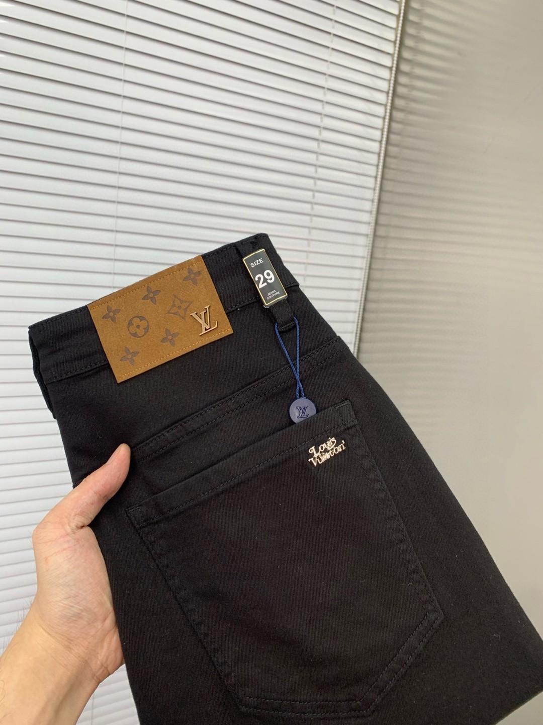 NO:458507,LV Louis Vuitton New Product, Original Single Denim Shorts Original Heavy Industry Creation, Brand Classic Logo Design, Complete Three Standards!  Original hardware accessories. Custom denim fabrics for counters, completely suitable for counters. Welcome to try them on before purchasing them. Good goods are not afraid of comparison. Number 29-38, louis vuitton, louis vuitton, shorts, alexander wang19860909LV 路易威登 新品,原单牛仔短裤 原版重工打造,品牌经典LOGO设计,三标齐全！原版五金辅料.专柜定制牛仔面料,完全对版专柜,欢迎专柜试穿后再购买,好货不怕比.码数29-38,,louis vuitton,louis vuitton,shorts,alexander wang,Men's clothing