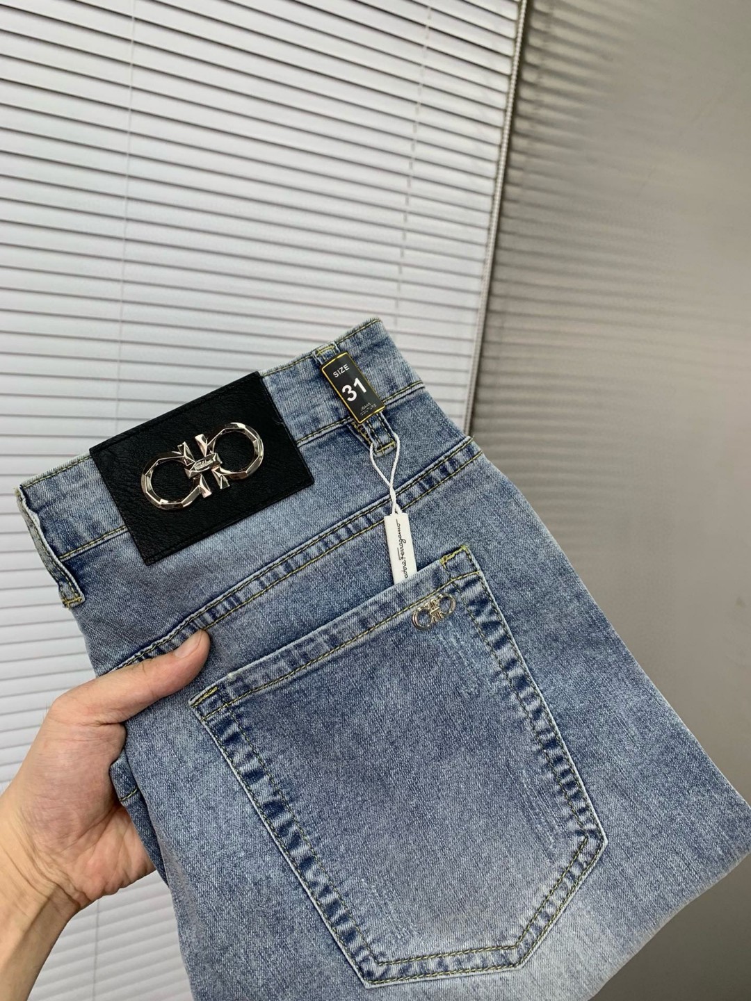 NO:458525,Ferragamo New products, original single denim shorts, original heavy-duty creation, brand classic LOGO design, complete three standards!  Original hardware accessories. Custom denim fabrics for counters, completely suitable for counters. Welcome to try them on before purchasing them. Good goods are not afraid of comparison. Number 29-38, ferragamo, shorts, alexander wang19860909菲拉格慕 新品,原单牛仔短裤 原版重工打造,品牌经典LOGO设计,三标齐全！原版五金辅料.专柜定制牛仔面料,完全对版专柜,欢迎专柜试穿后再购买,好货不怕比.码数29-38,,ferragamo,shorts,alexander wang,Men's clothing