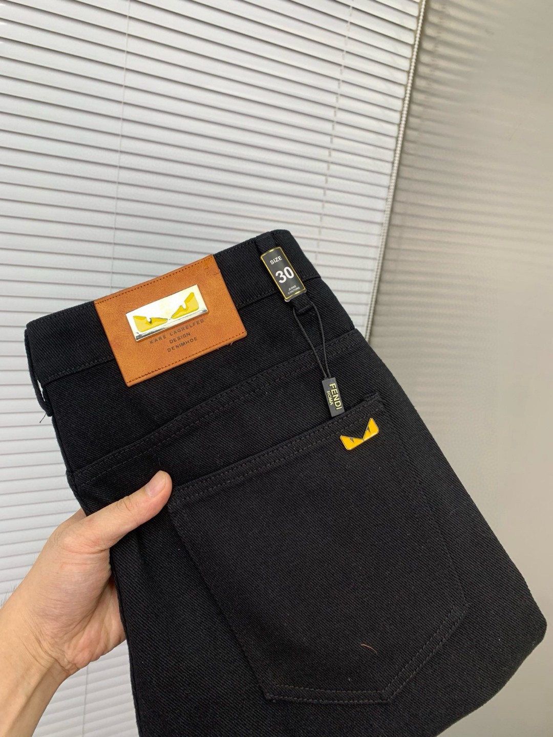 NO:458530,Fendi New products, original single denim shorts, original heavy-duty creation, brand classic LOGO design, complete three standards!  Original hardware accessories. Customized denim fabrics for counters, completely suitable for counters. Welcome to try them on before purchasing them. Good goods are not afraid of comparison. Number 29-38, fendi, fendi, shorts, alexander wang19860909Fendi 芬迪 新品,原单牛仔短裤 原版重工打造,品牌经典LOGO设计,三标齐全！原版五金辅料.专柜定制牛仔面料,完全对版专柜,欢迎专柜试穿后再购买,好货不怕比.码数29-38,,fendi,fendi,shorts,alexander wang,Men's clothing