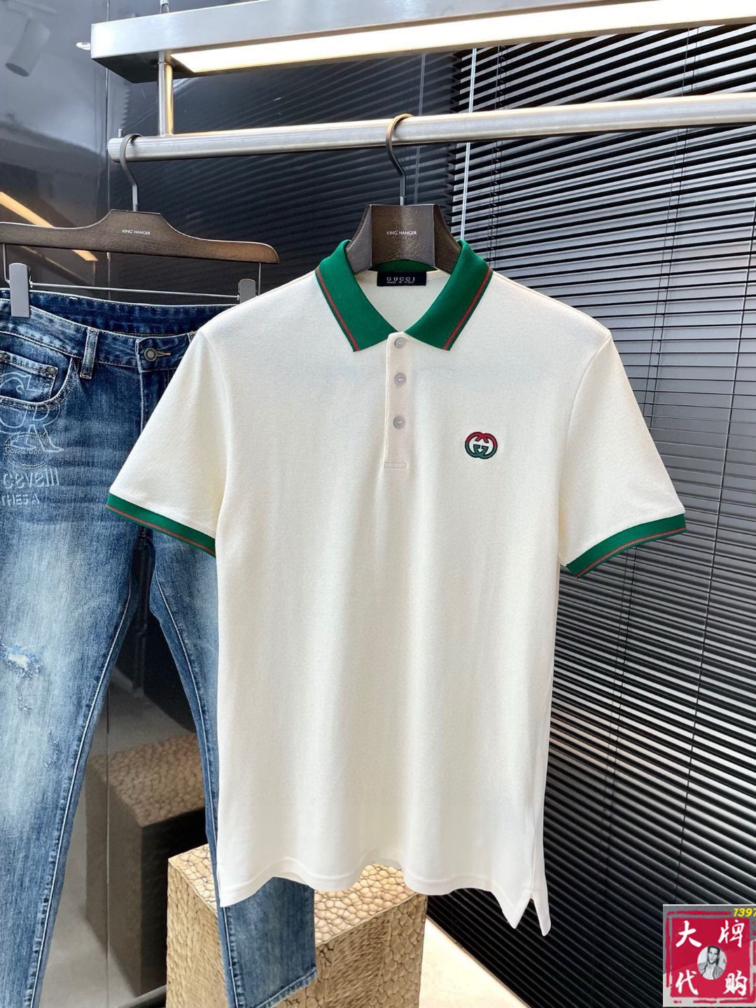 NO:458571,Gucci The latest POLO short-sleeved spring and summer style, uses the latest cotton fabric, which is resistant to washing and not easy to fade, has soft touch and soft and comfortable ingredients. Classic design style, special customization, simple cutting and splicing, reflecting the extraordinary craftsmanship of workers, full of high-end and fashionable feeling!  The style is quite good and casual and versatile. Size M-3XL, gucci, T-shirt, alexander wang19860909Gucci 古奇 春夏最新款POLO短袖,采用最新棉面料,耐水洗不易掉色,手感柔软、成分柔软舒适 经典设计风格 特殊定制 简单的裁剪方式拼接,体现出工人不凡的工艺,高端时尚感十足！版型相当赞休闲百搭款.尺码M-3XL,,gucci,T-shirt,alexander wang,Men's clothing