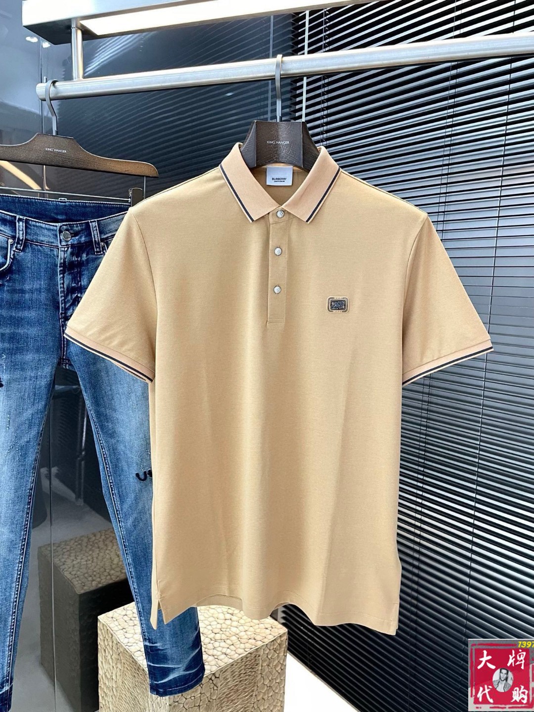 NO:458566,Burberry's latest POLO short-sleeved spring and summer, uses the latest cotton fabric, which is resistant to washing and not fading easily, has a soft feel and soft and comfortable composition. Classic design style, special customization, simple cutting and splicing, reflecting the extraordinary craftsmanship of workers, full of high-end and fashionable feeling!  The style is quite good and casual and versatile. Size M-3XL, burberry, burberry, T-shirt, alexander wang19860909Burberry 巴宝莉 春夏最新款POLO短袖,采用最新棉面料,耐水洗不易掉色,手感柔软、成分柔软舒适 经典设计风格 特殊定制 简单的裁剪方式拼接,体现出工人不凡的工艺,高端时尚感十足！版型相当赞休闲百搭款.尺码M-3XL,,burberry,burberry,T-shirt,alexander wang,Men's clothing