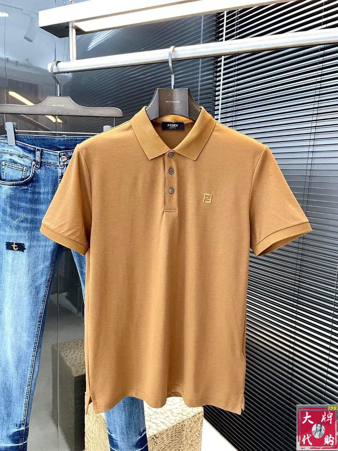 NO:458561,Fendi's latest POLO short-sleeved spring and summer, uses the latest cotton fabric, which is resistant to washing and not easy to fade, has a soft feel and soft and comfortable composition. Classic design style, special customization, simple cutting and splicing, reflecting the extraordinary craftsmanship of workers, full of high-end fashion sense!  The style is quite good at casual and versatile. Size M-3XL, fendi, fendi, T-shirt, alexander wang19860909Fendi 芬迪 春夏最新款POLO短袖,采用最新棉面料,耐水洗不易掉色,手感柔软、成分柔软舒适 经典设计风格 特殊定制 简单的裁剪方式拼接,体现出工人不凡的工艺,高端时尚感十足！版型相当赞休闲百搭款.尺码M-3XL,,fendi,fendi,T-shirt,alexander wang,Men's clothing