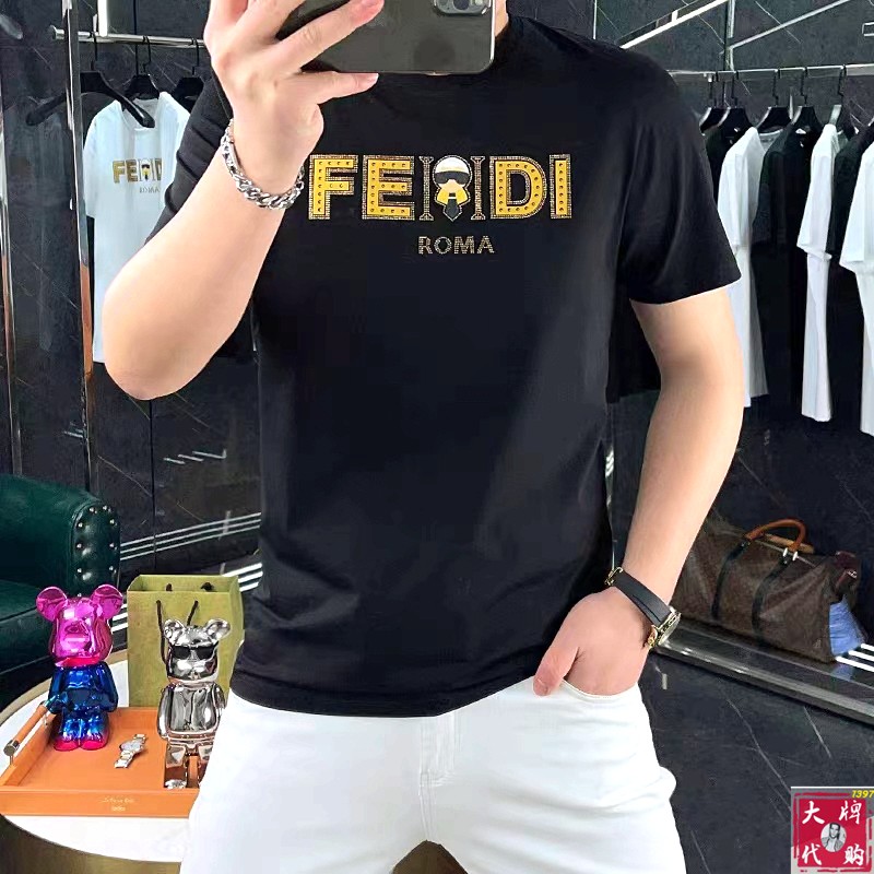 NO:454269,Fendi Fendi Fat Brother Gospel Maximum 4XL can wear 200 catties top-grade round neck casual short sleeve high-end custom versatile style. Anyone can easily control it. The fabric is fully customized craftsmanship. The latest logo design of the luxurious classic brand on the chest is very high-end. Those who understand goods must enter!  The style and tailoring are slim styles, which are very exquisite, showing aura and highlighting the exquisiteness of business men. This is the unique feature, the right slim fit, and the upper body effect is very good!  Size M-4XL, fendi, fendi, T-shirt, alexander wang19860909Fendi 芬迪 胖哥福音最大4XL可穿200斤顶级圆领休闲短袖高级定制百搭款式 任何人都可以轻松驾驭 面料全订制工艺 胸前奢华经典品牌最新logo设计,非常显档次懂货的必须入！版型剪裁属于修身款 非常精致,显气场,又会凸显商务男士的精致,这就是独到之处,恰到好处的修身,上身效果非常赞！尺码M-4XL,,fendi,fendi,T-shirt,alexander wang,Men's clothing