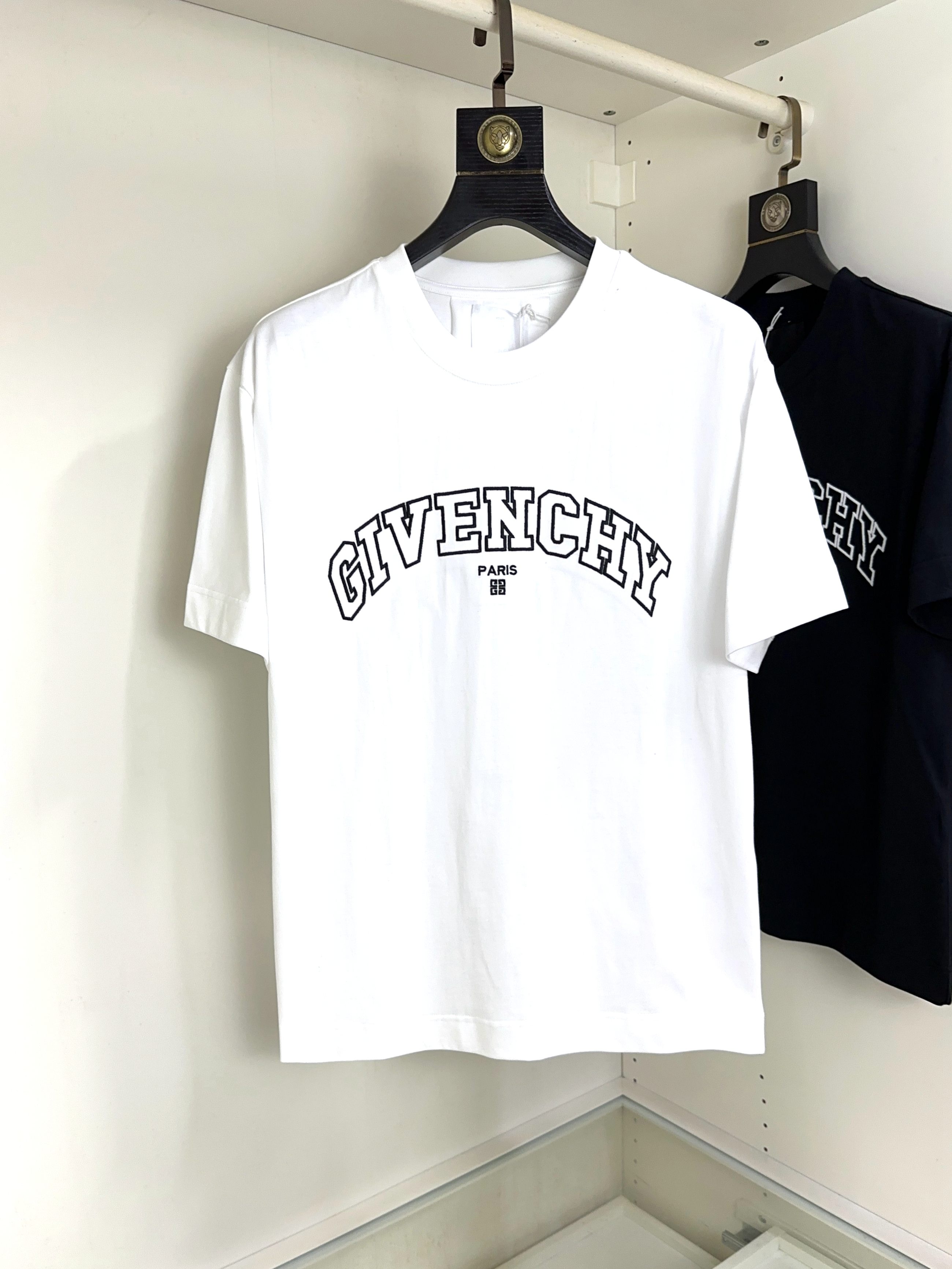 NO:456518,Givenchy Givenchy Fat Brother Gospel Maximum XL can wear 200 pounds, top-level round neck casual short sleeves, top-level version, high-end custom versatile styles, anyone can easily control the fabric, full customization and craftsmanship, the latest logo design of the luxurious classic brand on the chest, very high-end and those who understand goods must enter!  The style and tailoring are slim styles, which are very exquisite, showing aura and highlighting the exquisiteness of business men. This is the unique feature, the right slim fit, and the upper body effect is very good!  Size XS-XL (counter code is equivalent to M-3XL), given , given , given , given , T-shirt, alexander wang19860909Givenchy 纪梵希 胖哥福音最大XL可穿200斤 顶级圆领休闲短袖 顶级版本 高级定制百搭款式 任何人都可以轻松驾驭 面料全订制工艺 胸前奢华经典品牌最新logo设计,非常显档次懂货的必须入！版型剪裁属于修身款 非常精致,显气场,又会凸显商务男士的精致,这就是独到之处,恰到好处的修身,上身效果非常赞！尺码XS-XL（专柜码等同M-3XL）,,givenchy,givenchy,T-shirt,alexander wang,Men's clothing