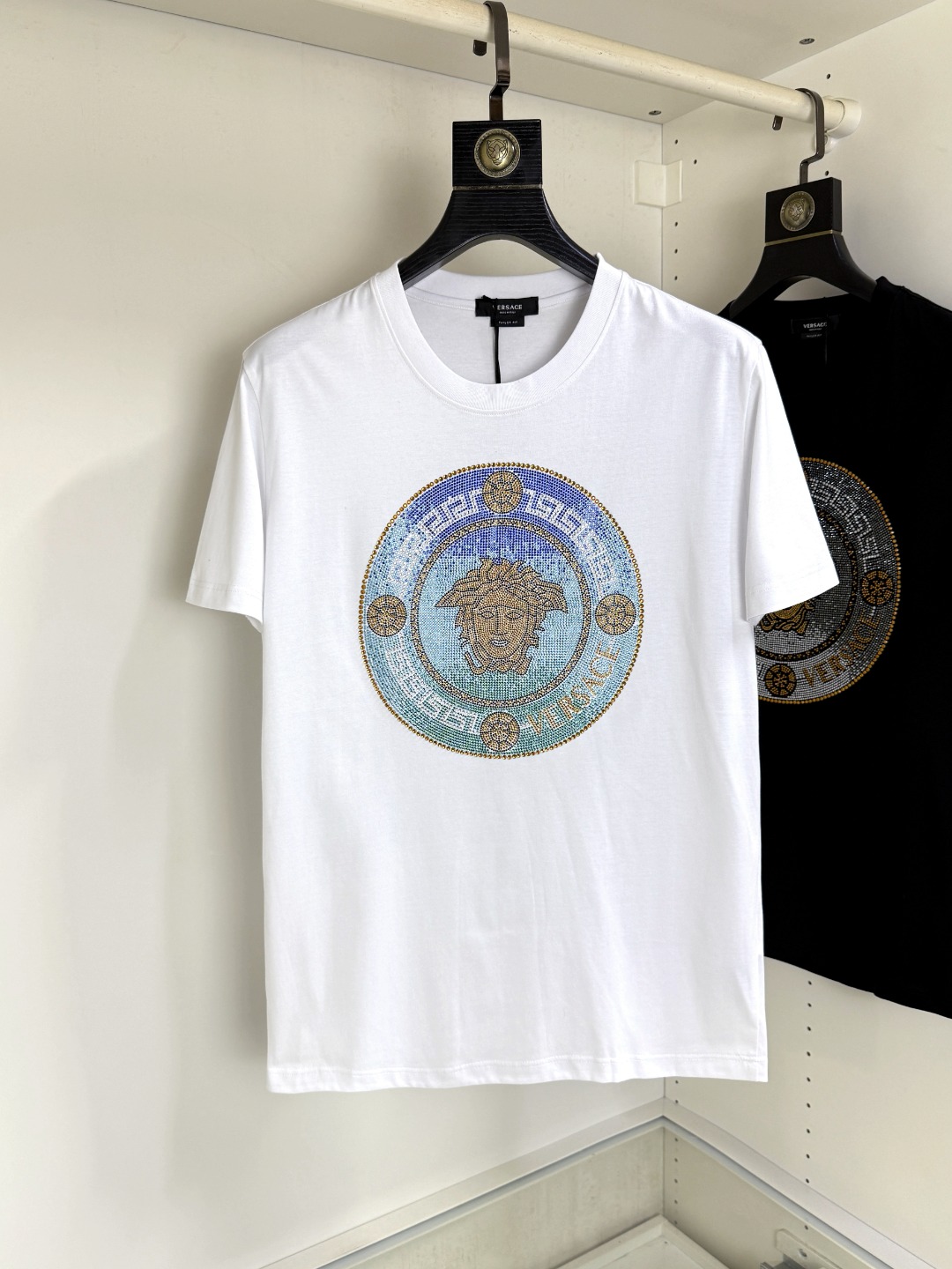 NO:456548,Versace Fat Brother Gospel 4XL wears 200 catties, top-quality round neck, casual short-sleeved high-end custom versatile style, anyone can easily control it, full-customized fabric craftsmanship, the latest logo design of luxury classic brand on the chest, very high-end, those who understand goods must enter!  The style and tailoring are slim styles, which are very exquisite, showing aura and highlighting the exquisiteness of business men. This is the unique feature, the right slim fit, and the upper body effect is very good!  Size M-4XL, versace, versace, T-shirt, alexander wang19860909Versace 范思哲胖哥福音4XL穿200斤 顶级圆领休闲短袖高级定制百搭款式 任何人都可以轻松驾驭 面料全订制工艺 胸前奢华经典品牌最新logo设计,非常显档次懂货的必须入！版型剪裁属于修身款 非常精致,显气场,又会凸显商务男士的精致,这就是独到之处,恰到好处的修身,上身效果非常赞！尺码M-4XL,,versace,versace,T-shirt,alexander wang,Men's clothing