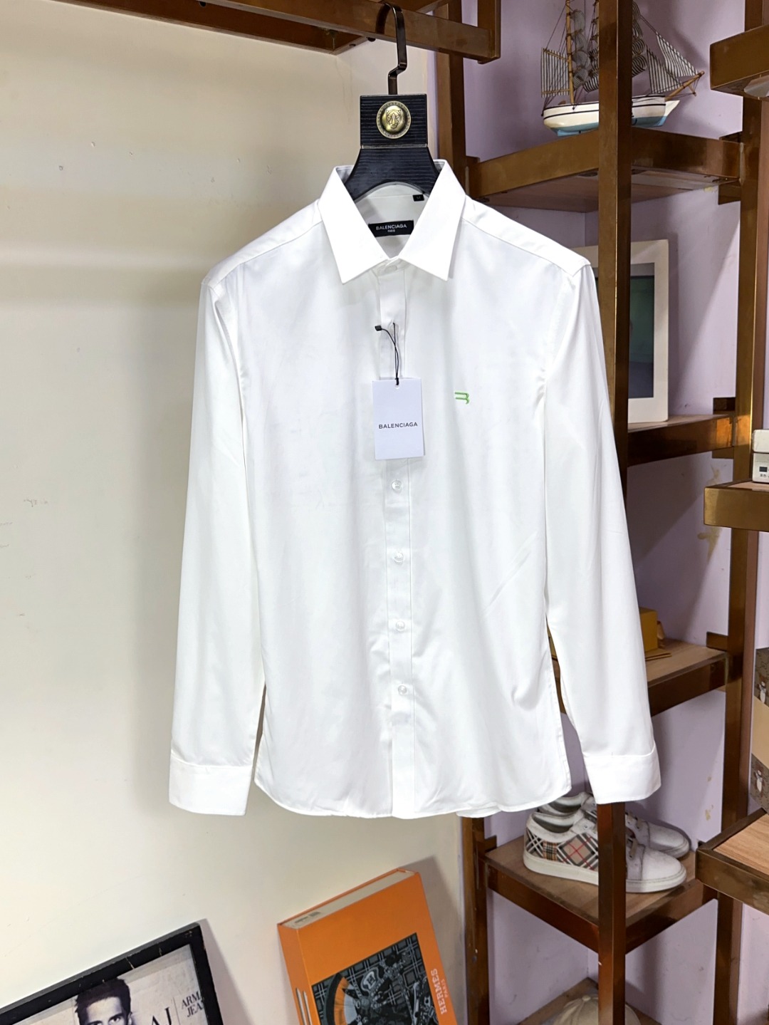 NO:454319,Balenciaga top-level business original single long-sleeved shirt high-end custom versatile styles, anyone can easily control it. Fully customized fabric craftsmanship, the latest logo design of luxury classic brand on the chest, which is very high-end and must be entered if you understand the goods!  The style and tailoring are slim styles, which are very exquisite, showing aura and highlighting the exquisiteness of business men. This is the unique feature, the right slim fit, and the upper body effect is very good!  Size M-3XL (maximum wear to 190 catties), balenciaga, balenciaga, shirts, alexander wang19860909Balenciaga 巴黎世家 顶级商务原单长袖衬衫高级定制百搭款式 任何人都可以轻松驾驭 面料全订制工艺 胸前奢华经典品牌最新logo设计,非常显档次懂货的必须入！版型剪裁属于修身款 非常精致,显气场,又会凸显商务男士的精致,这就是独到之处,恰到好处的修身,上身效果非常赞！尺码M-3XL（最大穿到190斤）,,balenciaga,balenciaga,shirts,alexander wang,Men's clothing