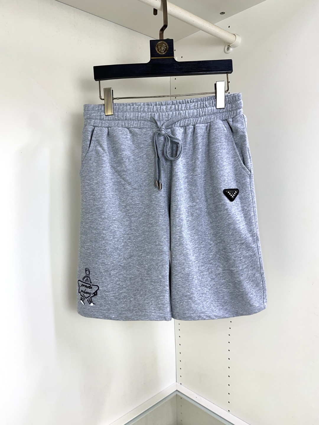 NO:454279,Prada's new fashionable and versatile casual shorts for summer, high-quality custom breathable fabric, breathable elasticity and comfort, impeccable details, top-level auxiliary materials, original logo design concept, delicate and soft feel!  The upper body style is excellent!  Size S-XXL, prada, prada, shorts, alexander wang19860909Prada 普拉达夏季新款时尚百搭休闲短裤 高级定制透气面料 透气弹力舒适度极高,细节无可挑剔,顶级辅料配备,原版logo设计理念,手感细腻柔软！上身版型超赞！尺码S-XXL,,prada,prada,shorts,alexander wang,Men's clothing