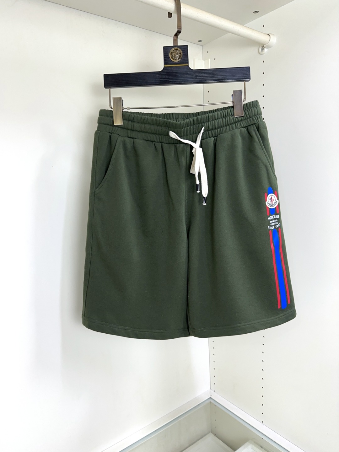 NO:454299,Moncler masked summer new fashionable and versatile casual shorts, high-quality custom breathable fabric, breathable elasticity and comfort, impeccable details, top-level auxiliary materials, original logo design concept, delicate and soft feel!  The upper body style is excellent!  Size S-XXL, Moncler, shorts, alexander wang19860909Moncler蒙口夏季新款时尚百搭休闲短裤 高级定制透气面料 透气弹力舒适度极高,细节无可挑剔,顶级辅料配备,原版logo设计理念,手感细腻柔软！上身版型超赞！尺码S-XXL,,Moncler,shorts,alexander wang,Men's clothing