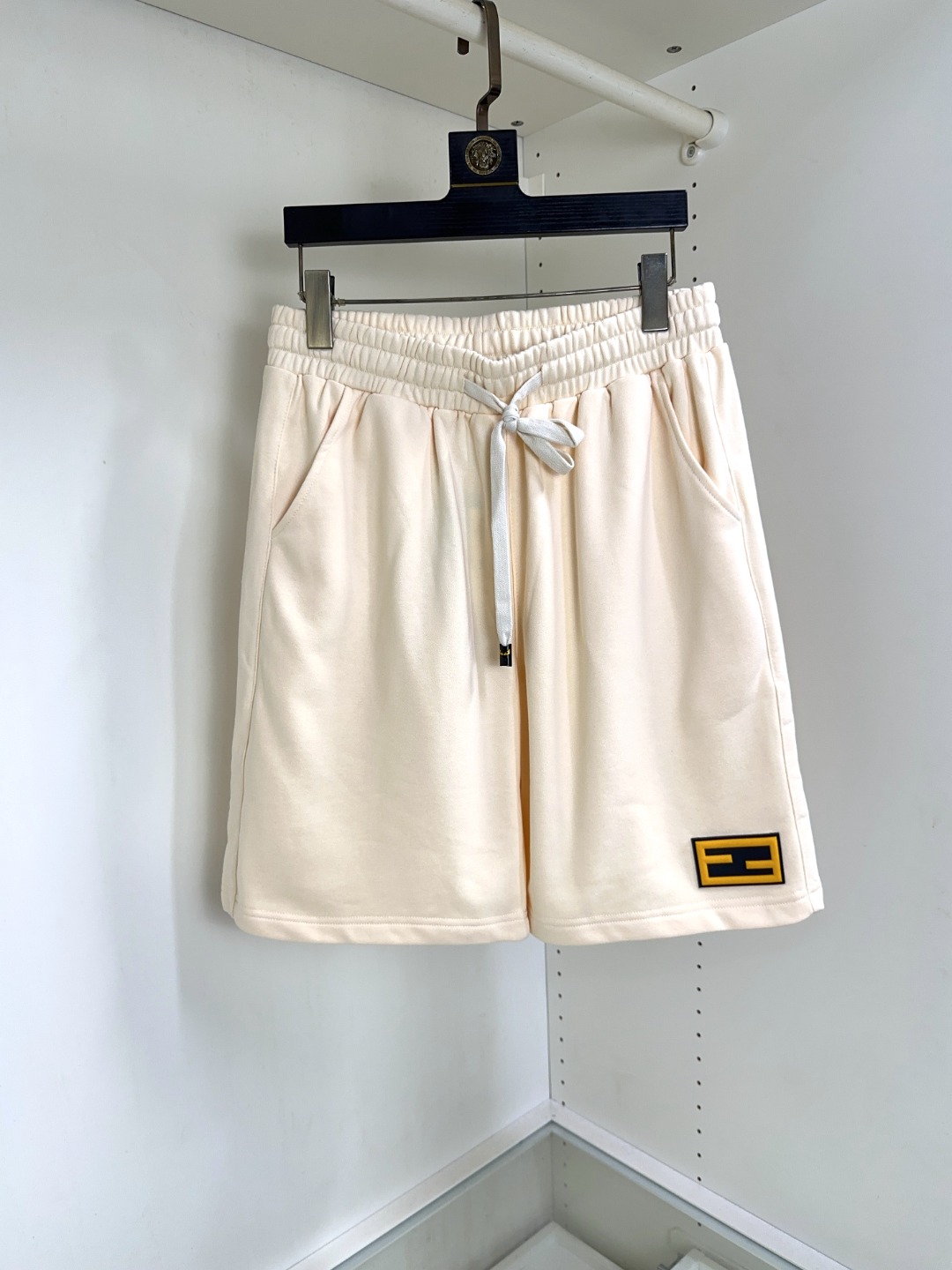 NO:454266,Fendi New summer fashion and versatile casual shorts, high-quality custom breathable fabric, breathable elasticity and comfort, impeccable details, top-level auxiliary materials, original logo design concept, delicate and soft feel!  The upper body style is excellent!  Size S-XXL, fendi, fendi, shorts, alexander wang19860909Fendi 芬迪 夏季新款时尚百搭休闲短裤 高级定制透气面料 透气弹力舒适度极高,细节无可挑剔,顶级辅料配备,原版logo设计理念,手感细腻柔软！上身版型超赞！尺码S-XXL,,fendi,fendi,shorts,alexander wang,Men's clothing
