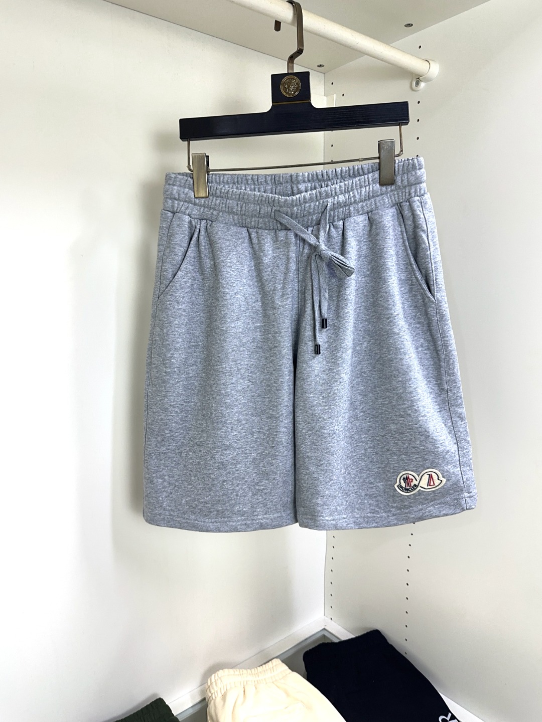 NO:454262,Moncler mask, new fashionable and versatile casual shorts in summer, high-quality custom breathable fabric, extremely breathable, elastic and comfortable, impeccable details, top-level auxiliary materials, original logo design concept, delicate and soft feel!  The upper body style is excellent!  Size S-XXL, Moncler, shorts, alexander wang19860909Moncler 蒙口 夏季新款时尚百搭休闲短裤 高级定制透气面料 透气弹力舒适度极高,细节无可挑剔,顶级辅料配备,原版logo设计理念,手感细腻柔软！上身版型超赞！尺码S-XXL,,Moncler,shorts,alexander wang,Men's clothing