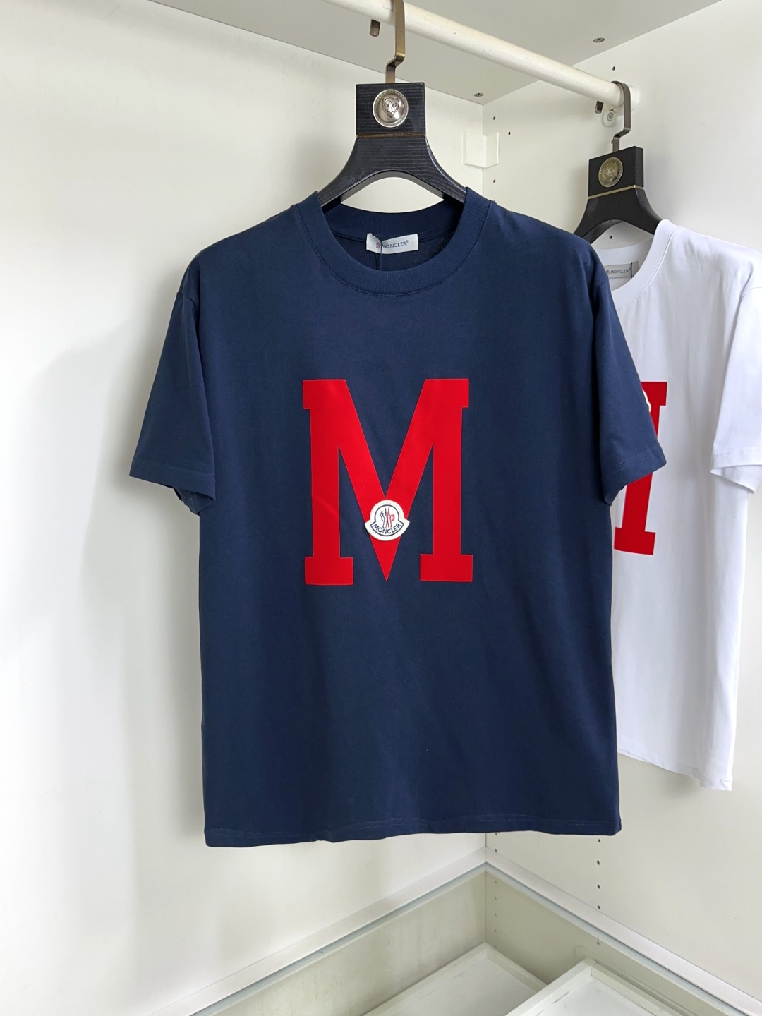 NO:454261,Moncler masked top round neck casual short sleeve high-end custom versatile styles that anyone can easily control. The fabric is fully customized craftsmanship, the latest logo design of the luxurious classic brand on the chest, which is very high-end and must be entered if you understand the goods!  The style and tailoring are slim styles, which are very exquisite, showing aura and highlighting the exquisiteness of business men. This is the unique feature, the right slim fit, and the upper body effect is very good!  Size S-XL can wear 190 catties, Moncler, T-shirt, alexander wang19860909Moncler 蒙口 顶级圆领休闲短袖高级定制百搭款式 任何人都可以轻松驾驭 面料全订制工艺 胸前奢华经典品牌最新logo设计,非常显档次懂货的必须入！版型剪裁属于修身款 非常精致,显气场,又会凸显商务男士的精致,这就是独到之处,恰到好处的修身,上身效果非常赞！尺码S-XL 可穿190斤,,Moncler,T-shirt,alexander wang,Men's clothing