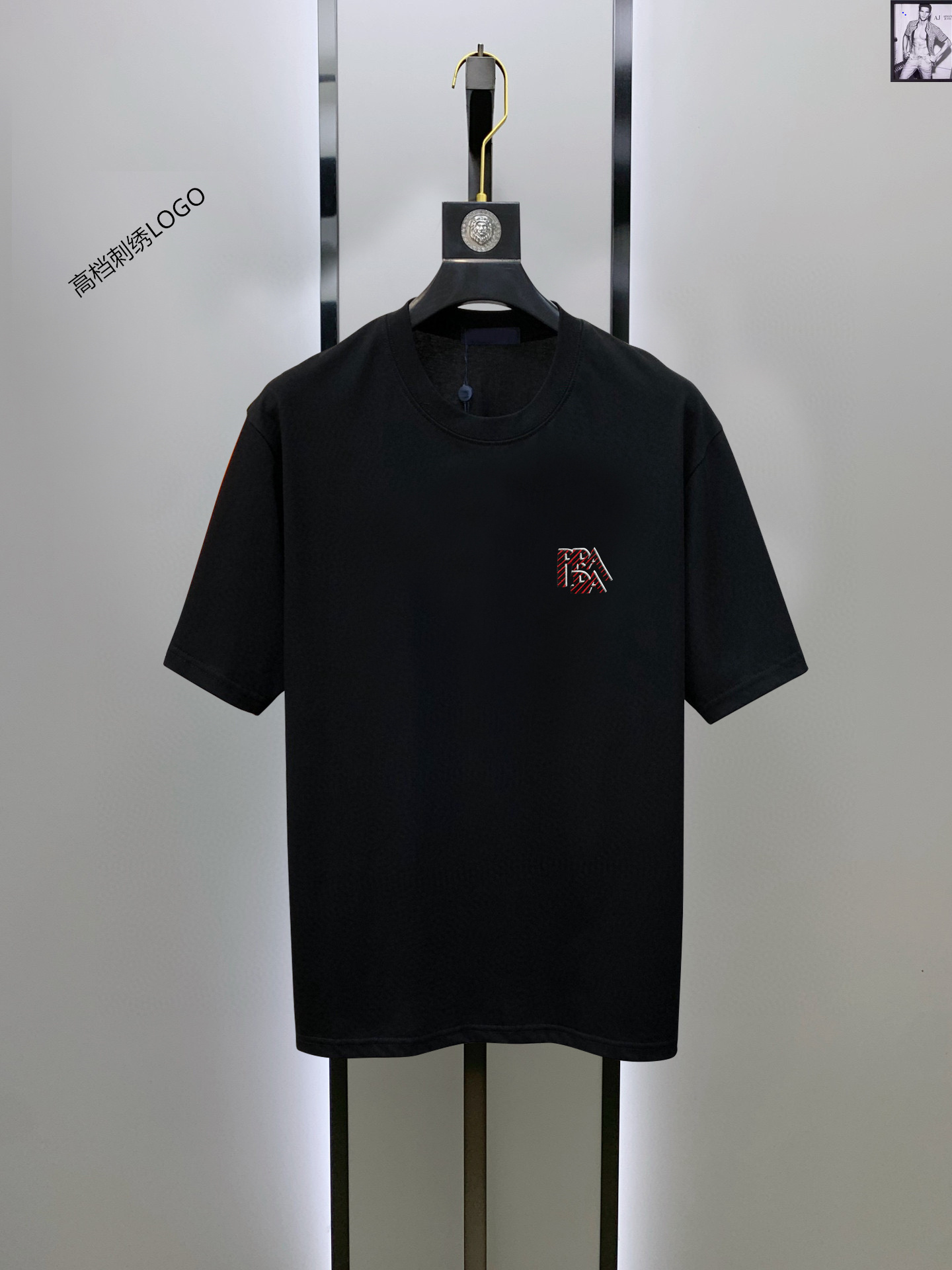 NO:456565,Prada's latest men's short-sleeved round-neck T-shirt, counter quality. Imported mercerized cotton fabric is extremely skin-friendly and comfortable. It feels very delicate to touch, has a good texture and is meticulous in workmanship. It perfectly reflects the three-dimensional feeling. It conforms to the brand's consistent design style. It is a very good overall fashionable T-shirt, sold immediately, and it is completely fine to wear it alone!  The upper body effect is excellent. S-XXL, prada, prada, T-shirt,tees, t-shirt,alexander wang19860909Prada 普拉达 最新款男装短袖圆领T恤 专柜品质.进口丝光棉面料,极为亲肤舒适 摸上去手感非常的细腻,质感很好,做工细致.完美体现立体感 符合品牌一贯的设计风格,整体非常不错的时尚品味T恤衫,即转即卖,而且内搭单穿都完全没问题！上身效果超赞 码数S-XXL,,prada,prada,T-shirt,tees，t-shirt,alexander wang,Men's clothing