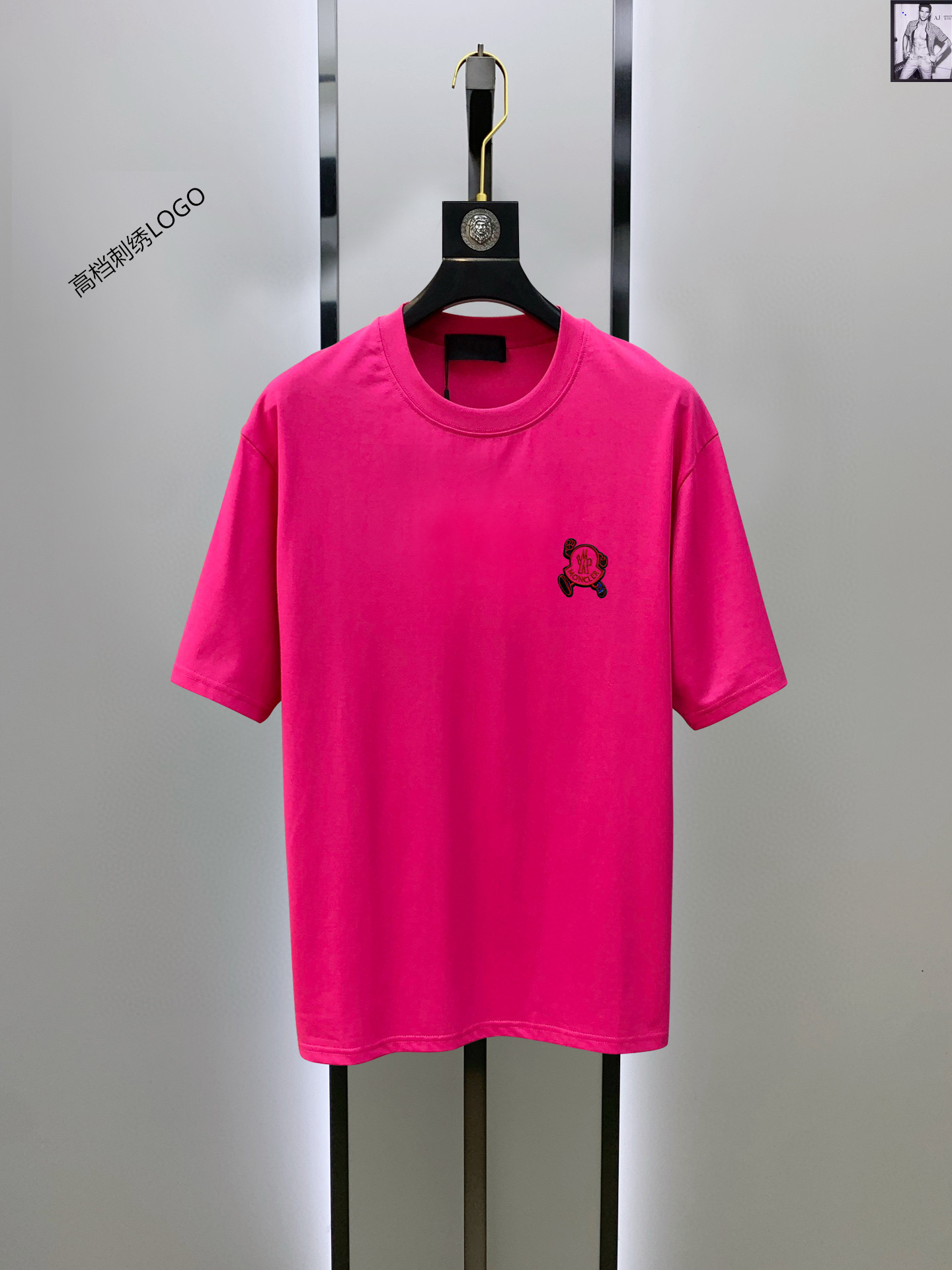 NO:456571,Moncler matte The latest men's short-sleeved round-neck T-shirt, counter quality. Imported mercerized cotton fabric is extremely skin-friendly and comfortable. It feels very delicate to touch, has a good texture and is meticulous in workmanship. It perfectly reflects the three-dimensional feeling. It conforms to the brand's consistent design style. It is a very good overall fashionable T-shirt, sold immediately, and it is completely fine to wear it alone!  The upper body effect is excellent. S-XXL, Moncler, T-shirt,tees, t-shirt,alexander wang19860909Moncler 蒙口 最新款男装短袖圆领T恤 专柜品质.进口丝光棉面料,极为亲肤舒适 摸上去手感非常的细腻,质感很好,做工细致.完美体现立体感 符合品牌一贯的设计风格,整体非常不错的时尚品味T恤衫,即转即卖,而且内搭单穿都完全没问题！上身效果超赞 码数S-XXL,,Moncler,T-shirt,tees，t-shirt,alexander wang,Men's clothing