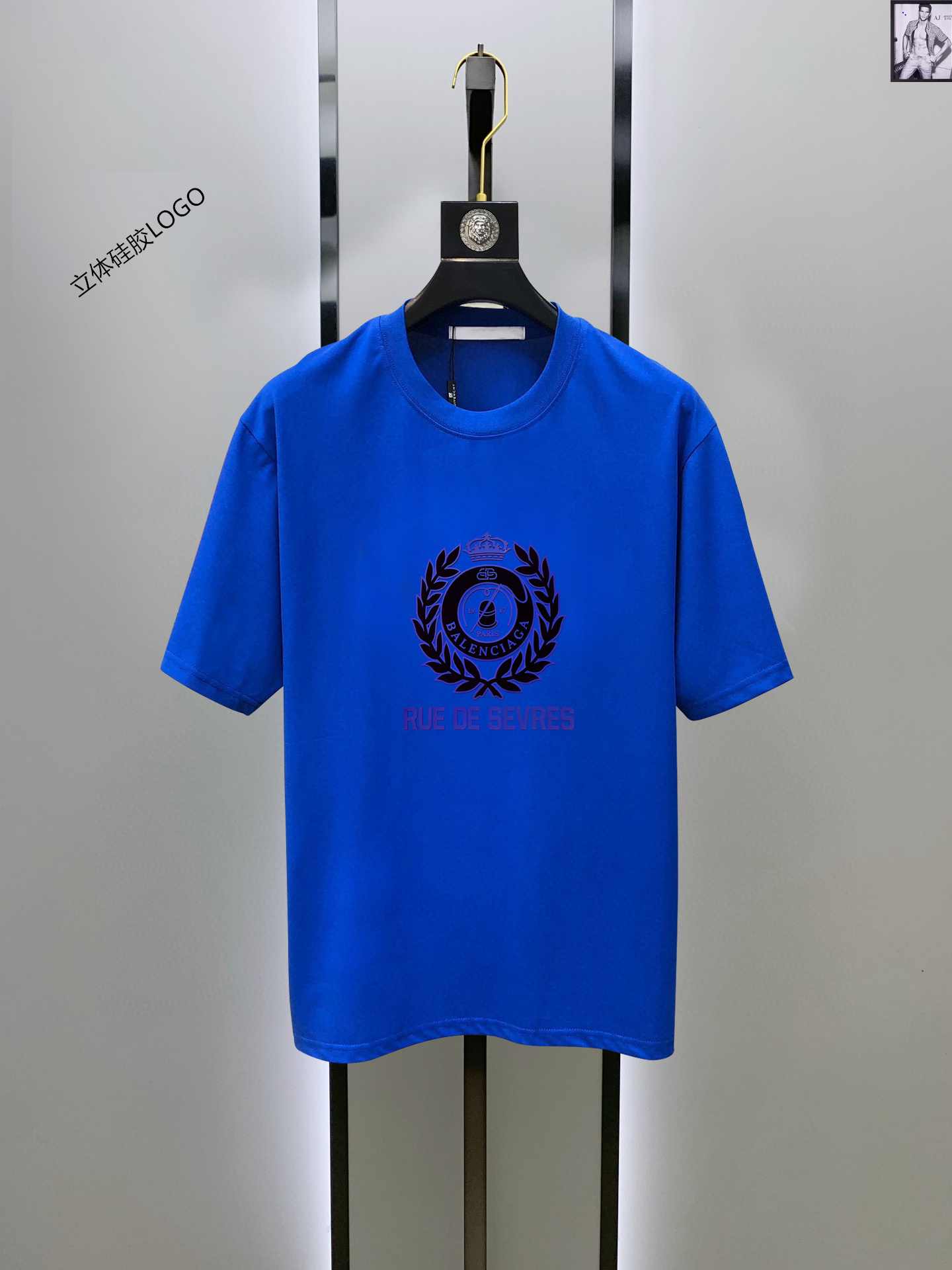 NO:456583,Moncler matte The latest men's short-sleeved round-neck T-shirt, counter quality. Imported mercerized cotton fabric is extremely skin-friendly and comfortable. It feels very delicate to touch, has a good texture and is meticulous in workmanship. It perfectly reflects the three-dimensional feeling. It conforms to the brand's consistent design style. It is a very good overall fashionable T-shirt, sold immediately, and it is completely fine to wear it alone!  The upper body effect is excellent. S-XXL, Moncler, T-shirt,tees, t-shirt,alexander wang19860909Moncler 蒙口 最新款男装短袖圆领T恤 专柜品质.进口丝光棉面料,极为亲肤舒适 摸上去手感非常的细腻,质感很好,做工细致.完美体现立体感 符合品牌一贯的设计风格,整体非常不错的时尚品味T恤衫,即转即卖,而且内搭单穿都完全没问题！上身效果超赞 码数S-XXL,,Moncler,T-shirt,tees，t-shirt,alexander wang,Men's clothing