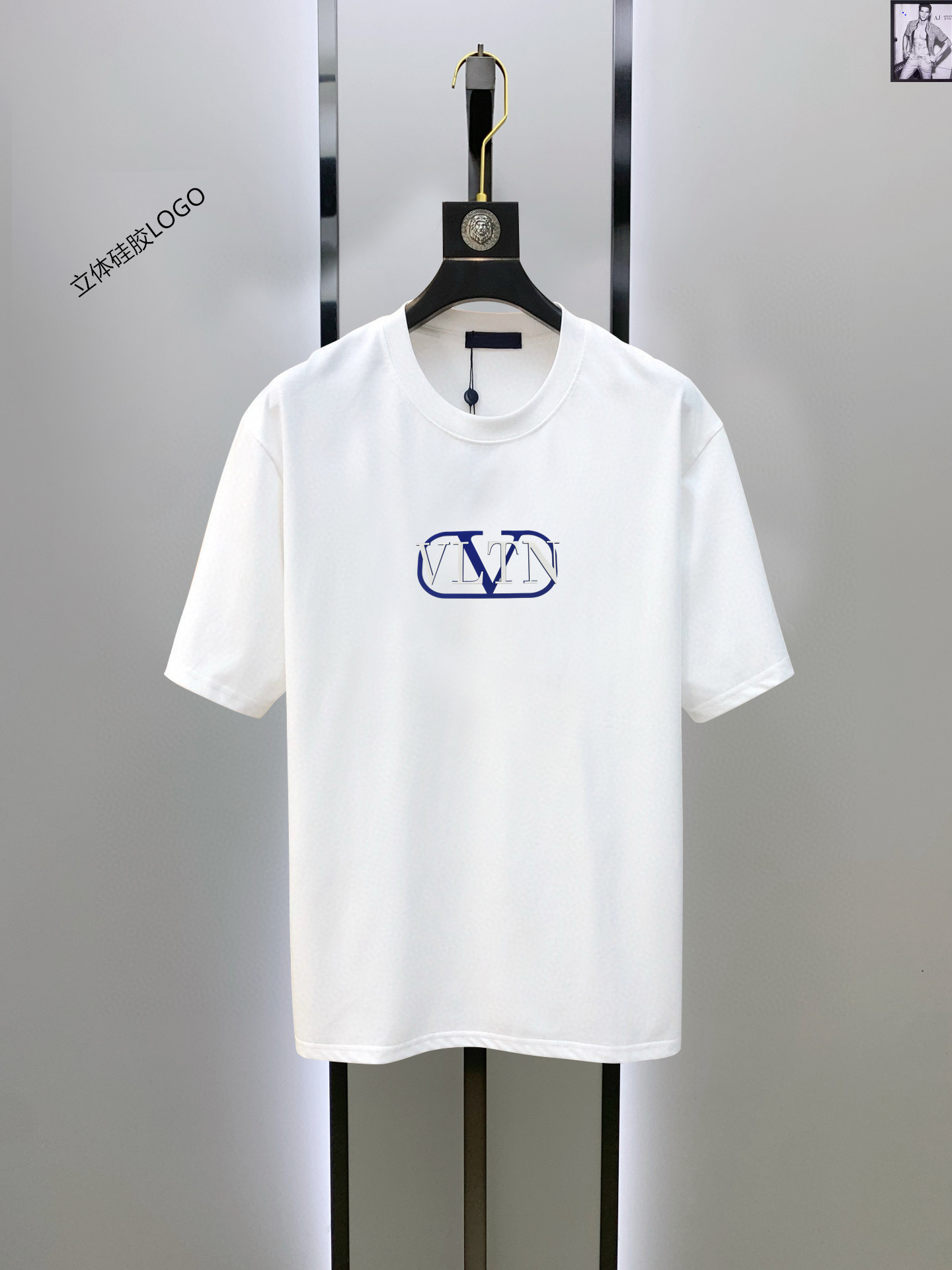 NO:456588,Valentino's latest men's short-sleeved round-neck T-shirt, counter quality. Imported mercerized cotton fabric is extremely skin-friendly and comfortable. It feels very delicate to touch, has a good texture and is meticulous in workmanship. It perfectly reflects the three-dimensional feeling. It conforms to the brand's consistent design style. It is a very good overall fashionable T-shirt, sold immediately, and it is completely fine to wear it alone!  The upper body effect is excellent. S-XXL, valentino, valentino, T-shirt, tees, t-shirt, alexander wang19860909Valentino 华伦天奴 最新款男装短袖圆领T恤 专柜品质.进口丝光棉面料,极为亲肤舒适 摸上去手感非常的细腻,质感很好,做工细致.完美体现立体感 符合品牌一贯的设计风格,整体非常不错的时尚品味T恤衫,即转即卖,而且内搭单穿都完全没问题！上身效果超赞 码数S-XXL,,valentino,valentino,T-shirt,tees，t-shirt,alexander wang,Men's clothing