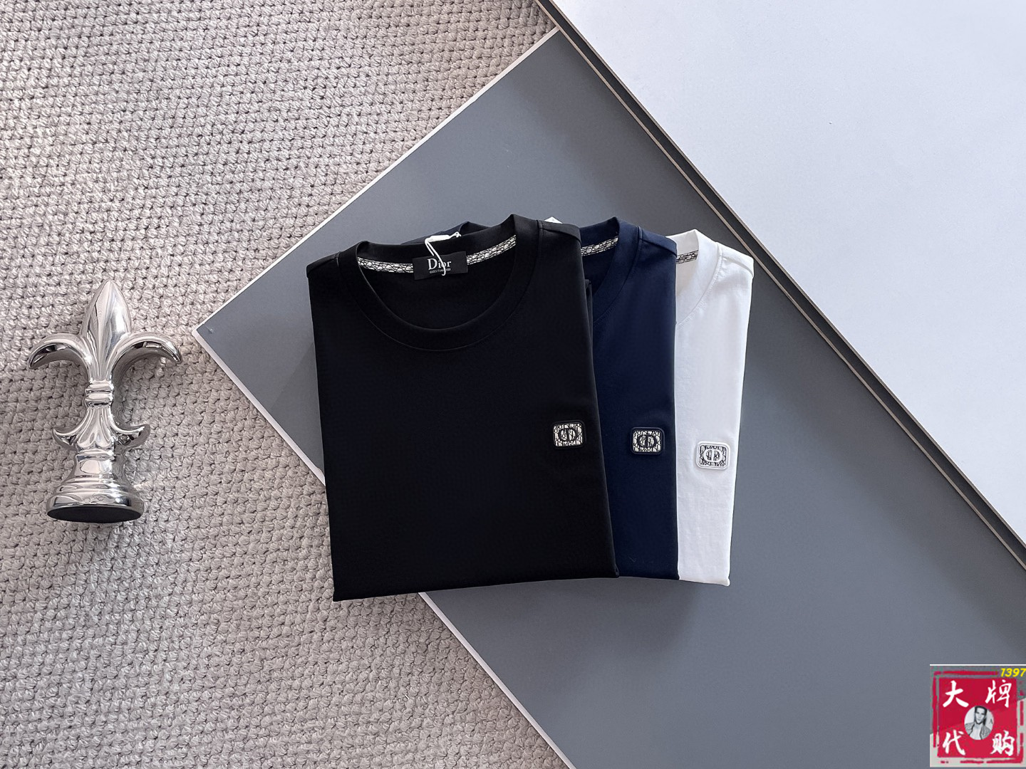 NO:456610,Dior top-notch products, the latest short-sleeved round-neck T-shirt in spring and summer, high-end customization, avant-garde and fashionable design!  Brand logo heavy craftsmanship design, high-end customized pure cotton fabric, soft feel, comfortable to wear, exquisite counter-level car line, fine workmanship, invincible and handsome upper body effect!  A must-have item for handsome men!  Code number M-3XL, dior,dior,T-shirt,tees,t-shirt,alexander wang19860909Dior 迪奥顶级货品 春夏新款首发专柜最新款短袖圆领T恤 高端订制 设计前卫时尚！品牌logo重工艺设计 高端定制纯棉面料.手感柔软.穿着舒适.专柜级别精致车线.做工精细.上身效果无敌帅气！型男必备单品！码数M-3XL,,dior,dior,T-shirt,tees，t-shirt,alexander wang,Men's clothing