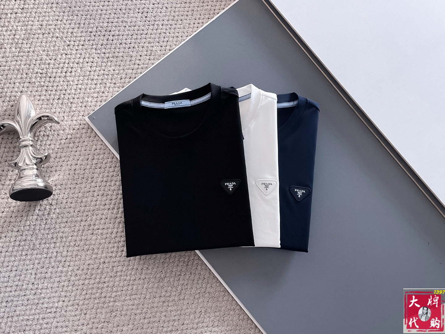 NO:456585,Prada's top-notch products, the new spring and summer new first-time counter, the latest short-sleeved round-neck T-shirt, high-end customization, avant-garde and fashionable design!  Brand logo heavy craftsmanship design, high-end customized pure cotton fabric, soft feel, comfortable to wear, exquisite counter-level car line, fine workmanship, invincible and handsome upper body effect!  A must-have item for handsome men!  Code number M-3XL, prada, prada, T-shirt,tees, t-shirt,alexander wang19860909Prada 普拉达顶级货品 春夏新款首发专柜最新款短袖圆领T恤 高端订制 设计前卫时尚！品牌logo重工艺设计 高端定制纯棉面料.手感柔软.穿着舒适.专柜级别精致车线.做工精细.上身效果无敌帅气！型男必备单品！码数M-3XL,,prada,prada,T-shirt,tees，t-shirt,alexander wang,Men's clothing