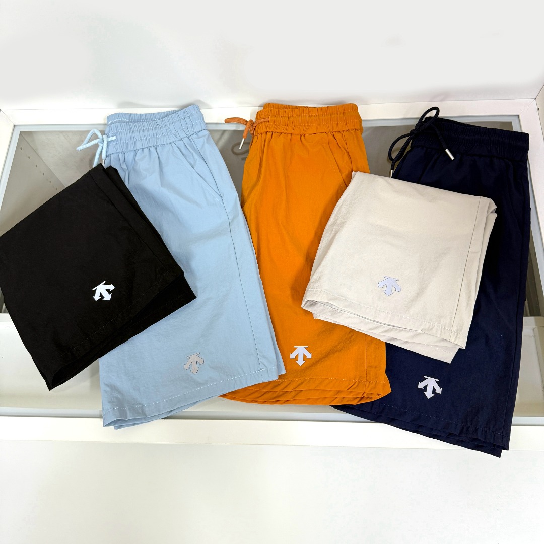 NO:456675,DiSanter's new casual shorts for men and women, distinguish between market fabrics. Our shorts are much heavier than the weight on the market. Compare at will~ the original loose style is casual and sporty. Customize the top-level original exclusive polyester fabric!  Just distinguish the market version. The trouser leg design logo bar webbing splicing decoration!  Waist design with elastic elastic waist circumference modification!  Each piece of high-end craftsmanship determines success or failure~ I won’t say much. The quality and texture are very good. A fashionable item!  Size M-XXL, shorts, alexander wang19860909迪桑特 新款男女同款休闲短裤,区分市面料 我们的一条短裤就比市面的重量要重太多了 随意对比～原版宽松版型 休闲运动两不误 定制顶级原版专属聚酯纤维面料！区分市面版本即可 裤腿设计标识条杠织带拼接修饰！腰身设计松紧弹力腰围修饰！高端工艺每件决定成败～不多说 品质质感非常不错一款时尚单品！尺码M-XXL,,shorts,alexander wang,Men's clothing