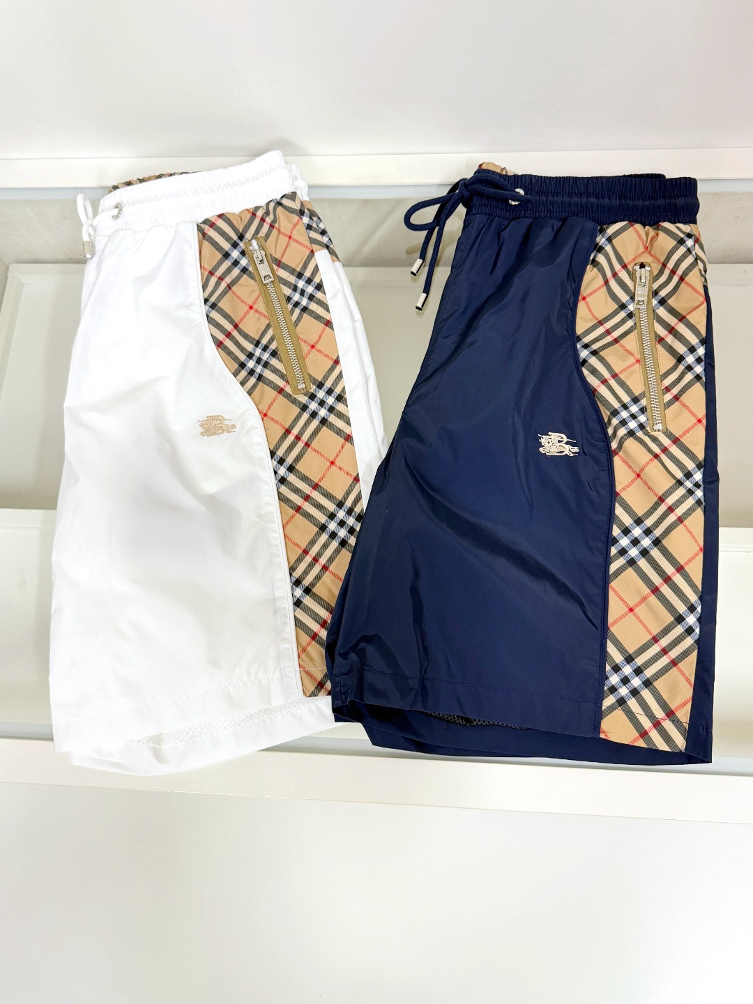NO:456669,Burberry's new casual shorts for men and women, distinguish between market fabrics. Our shorts are much heavier than the weight on the market. Compare at will~ the original loose style is casual and sporty. Customize the top-level original exclusive polyester fabric!  Just distinguish the market version. The trouser leg design logo bar webbing splicing decoration!  Waist design with elastic elastic waist circumference modification!  Each piece of high-end craftsmanship determines success or failure~ I won’t say much. The quality and texture are very good. A fashionable item!  Size M-3XL, burberry, burberry, shorts, alexander wang19860909Burberry巴宝莉新款男女同款休闲短裤,区分市面料 我们的一条短裤就比市面的重量要重太多了 随意对比～原版宽松版型 休闲运动两不误 定制顶级原版专属聚酯纤维面料！区分市面版本即可 裤腿设计标识条杠织带拼接修饰！腰身设计松紧弹力腰围修饰！高端工艺每件决定成败～不多说 品质质感非常不错一款时尚单品！尺码M-3XL,,burberry,burberry,shorts,alexander wang,Men's clothing