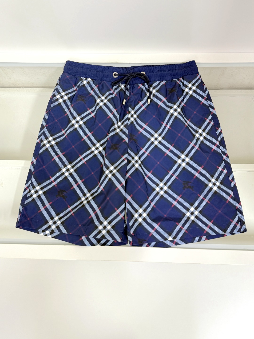NO:456654,Burberry New casual shorts for men and women, distinguish between market fabrics. Our shorts are much heavier than the weight on the market. Compare it casually~ the original loose style is casual and sporty. Customize the top-level original exclusive polyester fabric!  Just distinguish the market version. The trouser leg design logo bar webbing splicing decoration!  Waist design with elastic elastic waist circumference modification!  Each piece of high-end craftsmanship determines success or failure~ I won’t say much. The quality and texture are very good. A fashionable item!  Size M-3XL, burberry, burberry, shorts, alexander wang19860909Burberry巴宝莉 新款男女同款休闲短裤,区分市面料 我们的一条短裤就比市面的重量要重太多了 随意对比～原版宽松版型 休闲运动两不误 定制顶级原版专属聚酯纤维面料！区分市面版本即可 裤腿设计标识条杠织带拼接修饰！腰身设计松紧弹力腰围修饰！高端工艺每件决定成败～不多说 品质质感非常不错一款时尚单品！尺码M-3XL,,burberry,burberry,shorts,alexander wang,Men's clothing