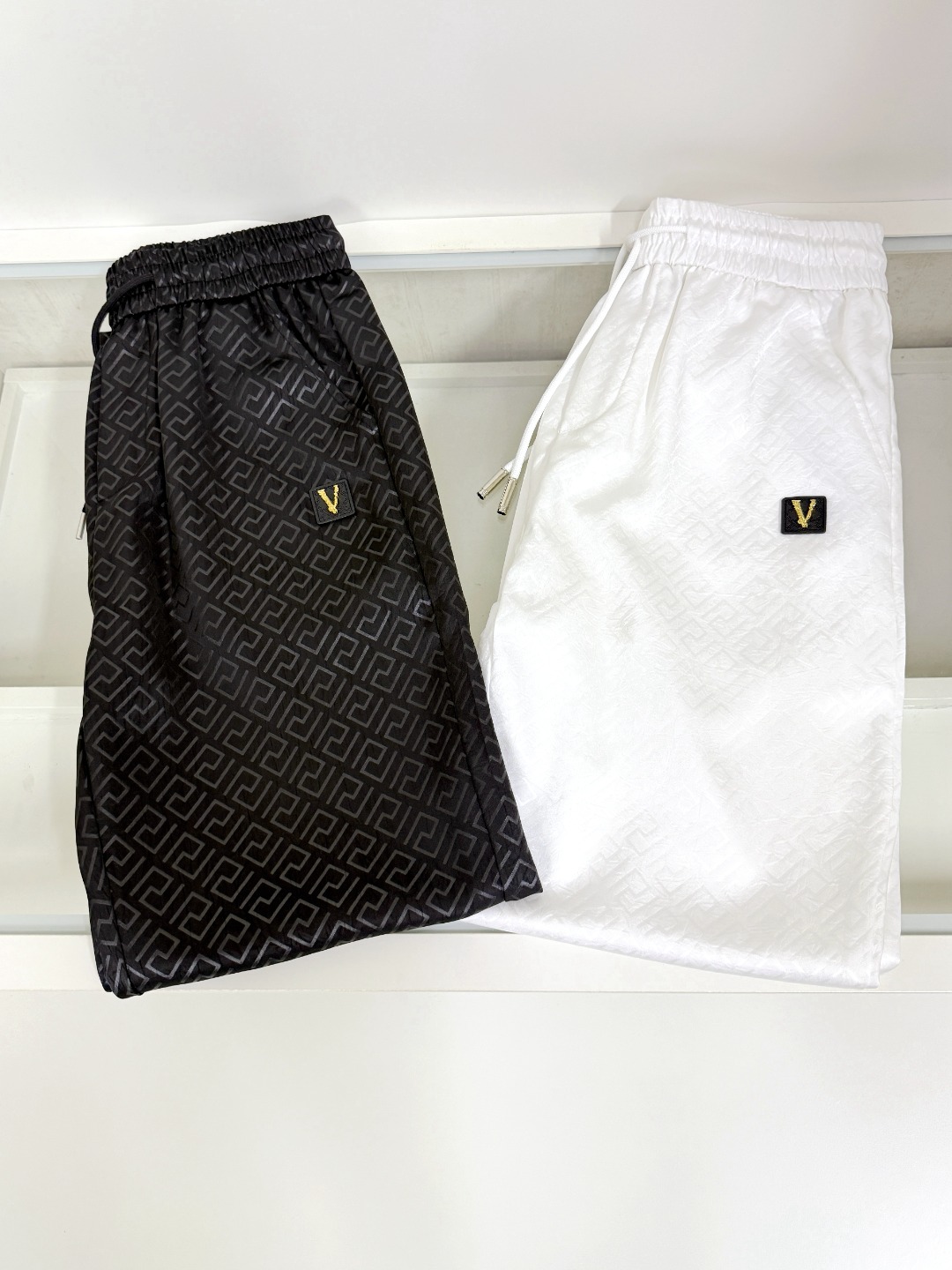 NO:456644,Versace New casual trousers for men and women, distinguish between market fabrics Our pair of trousers is much better than the quality on the market. Compare casually~ the original loose style is casual and sporty. Customize the top-grade original exclusive polyester fabric!  Just distinguish the market version. The trouser leg design logo bar webbing splicing decoration!  Waist design with elastic elastic waist circumference modification!  Each piece of high-end craftsmanship determines success or failure~ I won’t say much. The quality and texture are very good. A fashionable item!  Size M-3XL, versace, versace, alexander wang19860909Versace范思哲 新款男女同款休闲长裤,区分市面料 我们的一条长裤就比市面的品质好太多了 随意对比～原版宽松版型 休闲运动两不误 定制顶级原版专属聚酯纤维面料！区分市面版本即可 裤腿设计标识条杠织带拼接修饰！腰身设计松紧弹力腰围修饰！高端工艺每件决定成败～不多说 品质质感非常不错一款时尚单品！尺码M-3XL,,versace,versace,alexander wang,Men's clothing