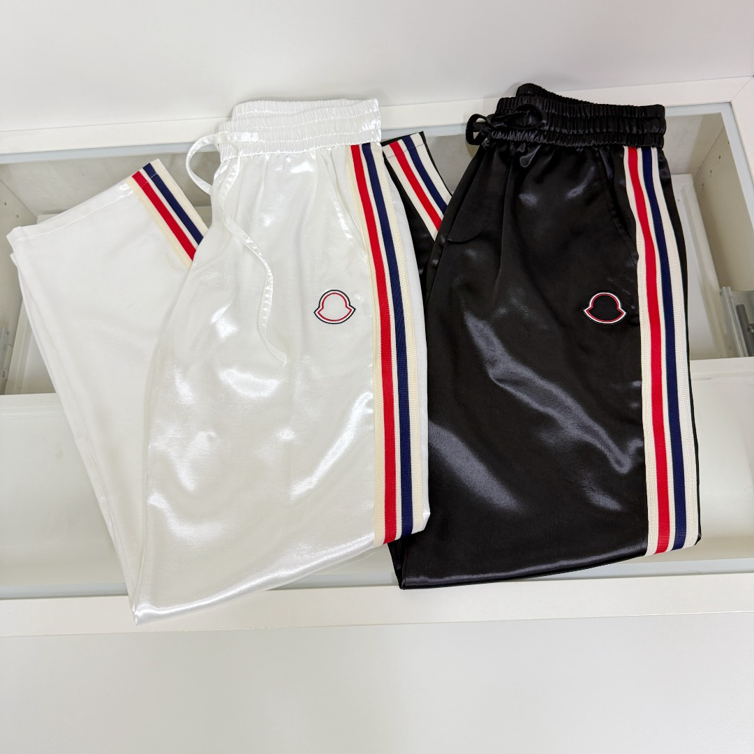 NO:456639,Moncler masking New style of casual long-sleeved trousers for men and women, distinguish between market fabrics Our pair of trousers is much better than the quality on the market. Compare casually~The original loose style is casual and sporty, and customize the top-level original exclusive polyester fabric!  Just distinguish the market version. The trouser leg design logo bar webbing splicing decoration!  Waist design with elastic elastic waist circumference modification!  Each piece of high-end craftsmanship determines success or failure~ I won’t say much. The quality and texture are very good. A fashionable item!  Size M-3XL, Moncler, alexander wang19860909Moncler蒙口 新款男女同款休闲长袖拉裤,区分市面料 我们的一条长裤就比市面的品质好太多了 随意对比～原版宽松版型 休闲运动两不误 定制顶级原版专属聚酯纤维面料！区分市面版本即可 裤腿设计标识条杠织带拼接修饰！腰身设计松紧弹力腰围修饰！高端工艺每件决定成败～不多说 品质质感非常不错一款时尚单品！尺码M-3XL,,Moncler,alexander wang,Men's clothing