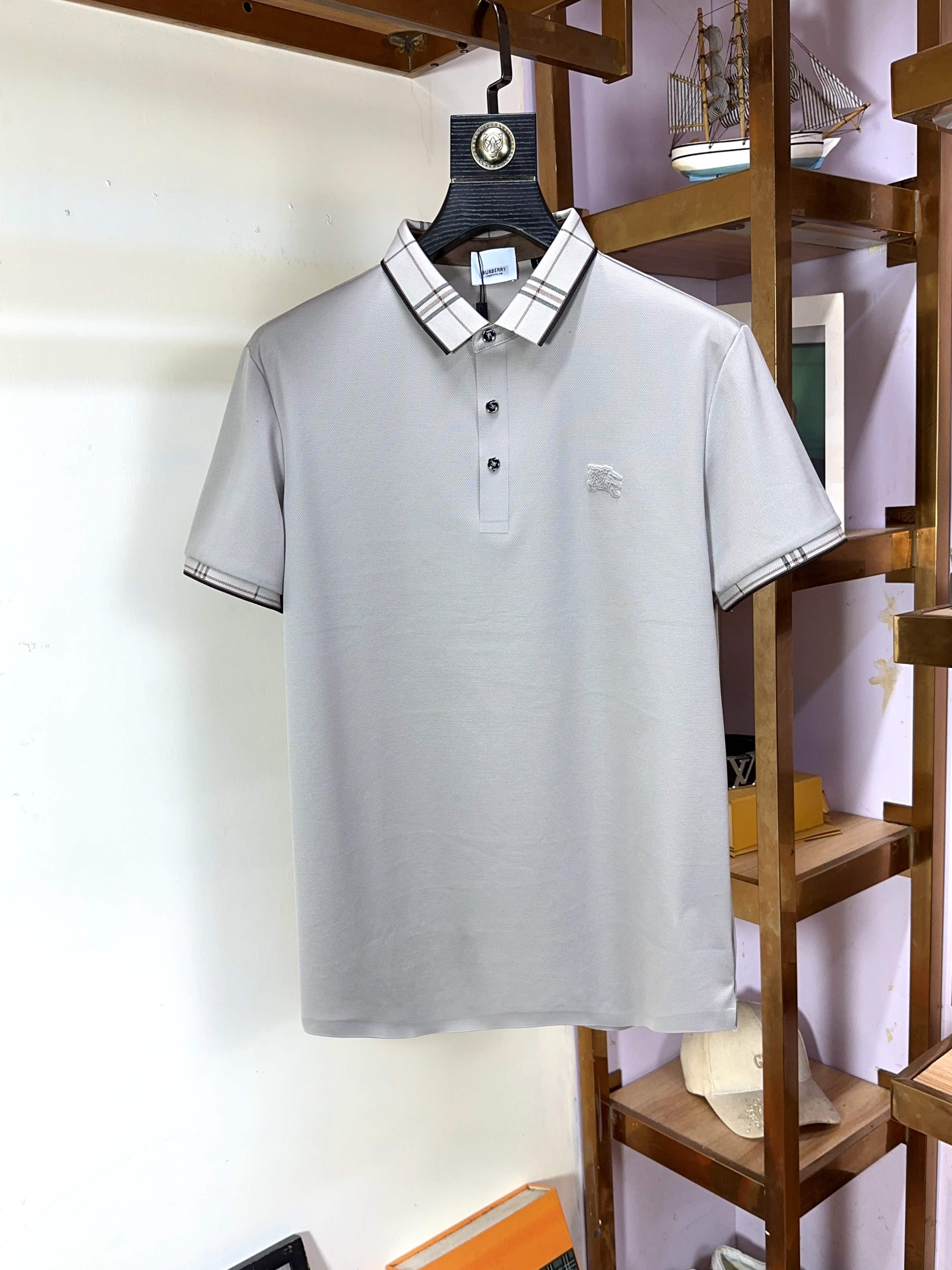 NO:456628,Burberry Burberry Fat Brother Gospel 4XL can wear 200 catties full-quality order business casual lapel short sleeves make the overall upper body feel. Business casual and stylish while business casual, belongs to a light business casual design, allowing you to easily control different occasions. The combination of the fitting style, the fabric is made of cotton Judy material, mercerized to give the surface a warm and shiny feeling. The upper body is high-end, comfortable, skin-friendly, breathable, and is a very practical wear for daily commuting and leisure. Full-quality orders. Number of codes M-4XL (maximum wear to 200 catties), burberry, burberry, T-shirt, alexander wang19860909Burberry 巴宝莉 胖哥福音4XL可穿200斤全品全品相订单商务休闲翻领短袖 让整体上身感 商务休闲的同时 时尚有型 属于轻商务休闲设计 让您轻松驾驭不同场合. 合体的版型,面料采用全棉朱迪材质,丝光处理 让表面有着温润的光泽感 上身高档的同时 舒适,亲肤,透气好,平时通勤休闲都很实穿的一款 全品相订单 码数 M-4XL（最大穿到200斤）,,burberry,burberry,T-shirt,alexander wang,Men's clothing