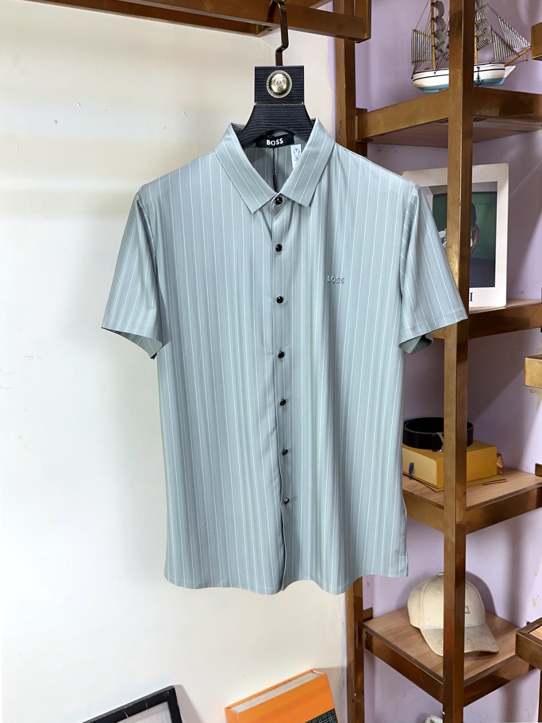 NO:456625,BOSS Boss Boss Pang Ge Gospel 4XL can wear 200 catties full-quality full-quality order business casual lapel short sleeves make the overall upper body feel. Business casual and stylish while business casual, belongs to a light business casual design, allowing you to easily control different occasions. The combination of the fitting style, the fabric is made of cotton Judy material, mercerized to give the surface a warm and luster. The upper body is high-end, comfortable, skin-friendly, breathable, and is a very practical wear for daily commuting and leisure. Full-quality order M-4XL (maximum wear to 200 catties), T-shirt, alexander wang19860909BOSS 波士 胖哥福音4XL可穿200斤全品全品相订单商务休闲翻领短袖 让整体上身感 商务休闲的同时 时尚有型 属于轻商务休闲设计 让您轻松驾驭不同场合. 合体的版型,面料采用全棉朱迪材质,丝光处理 让表面有着温润的光泽感 上身高档的同时 舒适,亲肤,透气好,平时通勤休闲都很实穿的一款 全品相订单 码数 M-4XL（最大穿到200斤）,,T-shirt,alexander wang,Men's clothing