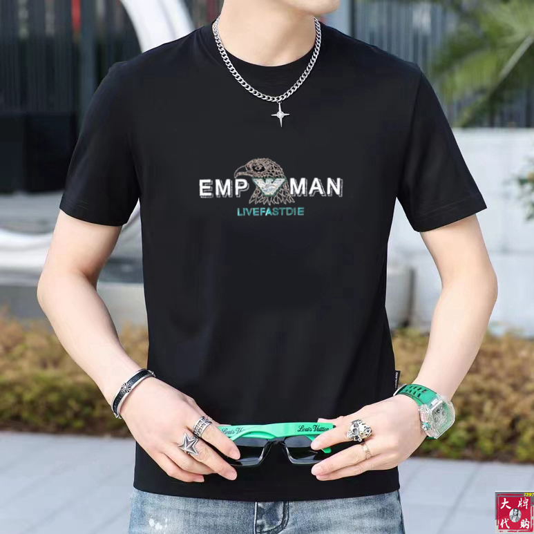 NO:522493,Armani Fat Brother Gospel Max 4XL can wear 200 catties. Top round neck, casual short-sleeved high-end custom versatile styles. Anyone can easily control the fabric. Fully customized craftsmanship. The latest logo design of the luxurious classic brand on the chest is very high-end. Those who understand goods must enter!  The style and tailoring are slim styles, which are very exquisite, showing aura and highlighting the exquisiteness of business men. This is the unique feature, the right slim fit, and the upper body effect is very good!  Size M-4XL, Armani, T-shirt, alexander wang19860909阿玛尼 胖哥福音最大4XL可穿200斤 顶级圆领休闲短袖高级定制百搭款式 任何人都可以轻松驾驭 面料全订制工艺 胸前奢华经典品牌最新logo设计,非常显档次懂货的必须入！版型剪裁属于修身款 非常精致,显气场,又会凸显商务男士的精致,这就是独到之处,恰到好处的修身,上身效果非常赞！尺码M-4XL,,armani,T-shirt,alexander wang,Men's clothing