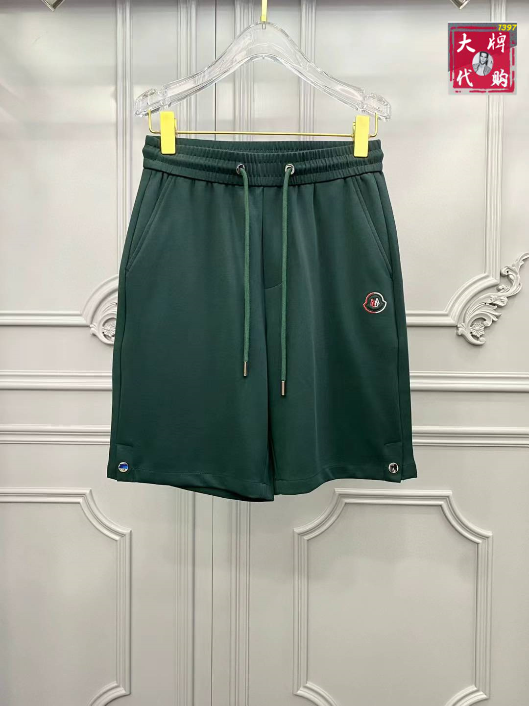 NO:463342,【Moncler hood】A new spring and summer thin men's high-end fashion design casual shorts, simple and atmospheric, simple and fashionable, calm and versatile, comfortable and refreshing counters support inspection, a century-old luxury brand, a traditional and noble design style in the UK, showing noble temperament wins the favor of countless people. No matter what occasion you wear, it shows luxurious and noble temperament. Use imported high-elastic fabrics. Top master designs. The craftsmanship works are very beautiful. Every detail can show the quality of the big brand. I think such a feature is enough to make people excited. A super versatile basic model is one of them, and it is worth the price-performance ratio!  Size 29-36, Moncler, shorts, alexander wang19860909【 Moncler 蒙口】春夏薄款男士新款高级时装设计休闲短裤,简洁大气 ,简约时尚,从容百搭,舒适清爽专柜同款支持验货,百年奢侈品牌,英伦传统高贵的设计风格,尽显高贵气质赢取无数人的欢心 无论什么场合穿上都尽显奢华、高贵非凡的气质 选用进口高弹面料 顶级大师设计 匠心著作实物非常漂亮,每个细节都能彰显大牌的品质感.我觉得这样一条特色足以让人心动.超百搭基本款人手一条,超值性价比！尺码29-36,,Moncler,shorts,alexander wang,Men's clothing