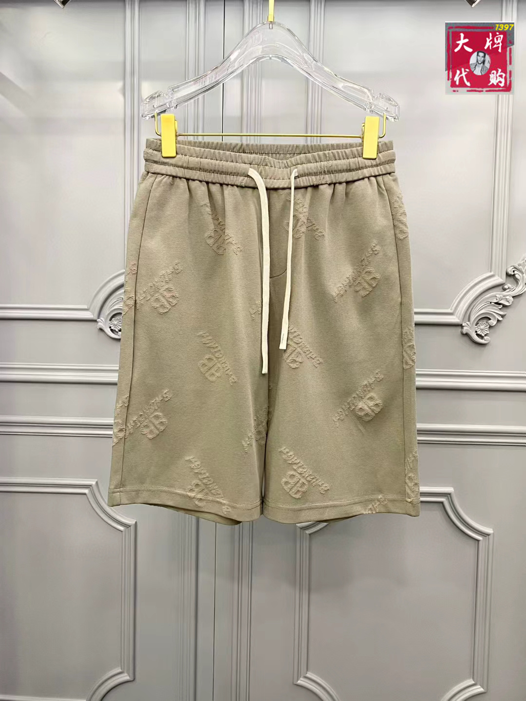 NO:463336,[Balenciaga] Spring and summer thin men's new high-end fashion design casual shorts, simple and atmospheric, simple and fashionable, calm and versatile, comfortable and refreshing counters support inspection, a century-old luxury brand, traditional and noble design style of the British show the noble temperament and win the favor of countless people. No matter what occasion you wear, it shows the luxurious and noble temperament. Use imported high-elastic fabrics. Top master design. The craftsmanship works are very beautiful. Every detail can show the quality of the big brand. I think such a feature is enough to make people excited. Super versatile basic styles are one of them, and they are worth the price-performance ratio!  Size 29-36, balenciaga, balenciaga, shorts, alexander wang19860909【 Balenciaga 巴黎世家】春夏薄款男士新款高级时装设计休闲短裤,简洁大气 ,简约时尚,从容百搭,舒适清爽专柜同款支持验货,百年奢侈品牌,英伦传统高贵的设计风格,尽显高贵气质赢取无数人的欢心 无论什么场合穿上都尽显奢华、高贵非凡的气质 选用进口高弹面料 顶级大师设计 匠心著作实物非常漂亮,每个细节都能彰显大牌的品质感.我觉得这样一条特色足以让人心动.超百搭基本款人手一条,超值性价比！尺码29-36,,balenciaga,balenciaga,shorts,alexander wang,Men's clothing