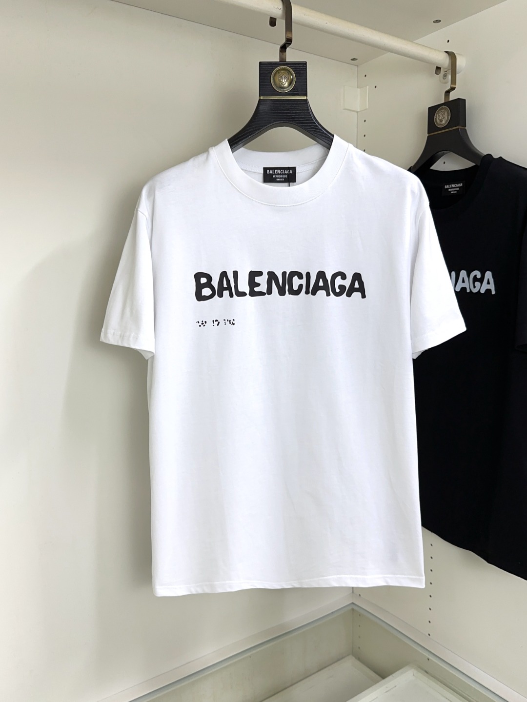 NO:463252,Balenciaga top round neck casual short sleeve high-end custom versatile styles that anyone can easily control. The fabric is fully customized craftsmanship, the latest logo design of the luxurious classic brand on the chest, which is very high-end and must be entered if you understand the goods!  The style and tailoring are slim styles, which are very exquisite, showing aura and highlighting the exquisiteness of business men. This is the unique feature, the right slim fit, and the upper body effect is very good!  Size S-XL can wear 190 catties, balenciaga, balenciaga, T-shirt, alexander wang19860909Balenciaga 巴黎世家 顶级圆领休闲短袖高级定制百搭款式 任何人都可以轻松驾驭 面料全订制工艺 胸前奢华经典品牌最新logo设计,非常显档次懂货的必须入！版型剪裁属于修身款 非常精致,显气场,又会凸显商务男士的精致,这就是独到之处,恰到好处的修身,上身效果非常赞！尺码S-XL 可穿190斤,,balenciaga,balenciaga,T-shirt,alexander wang,Men's clothing