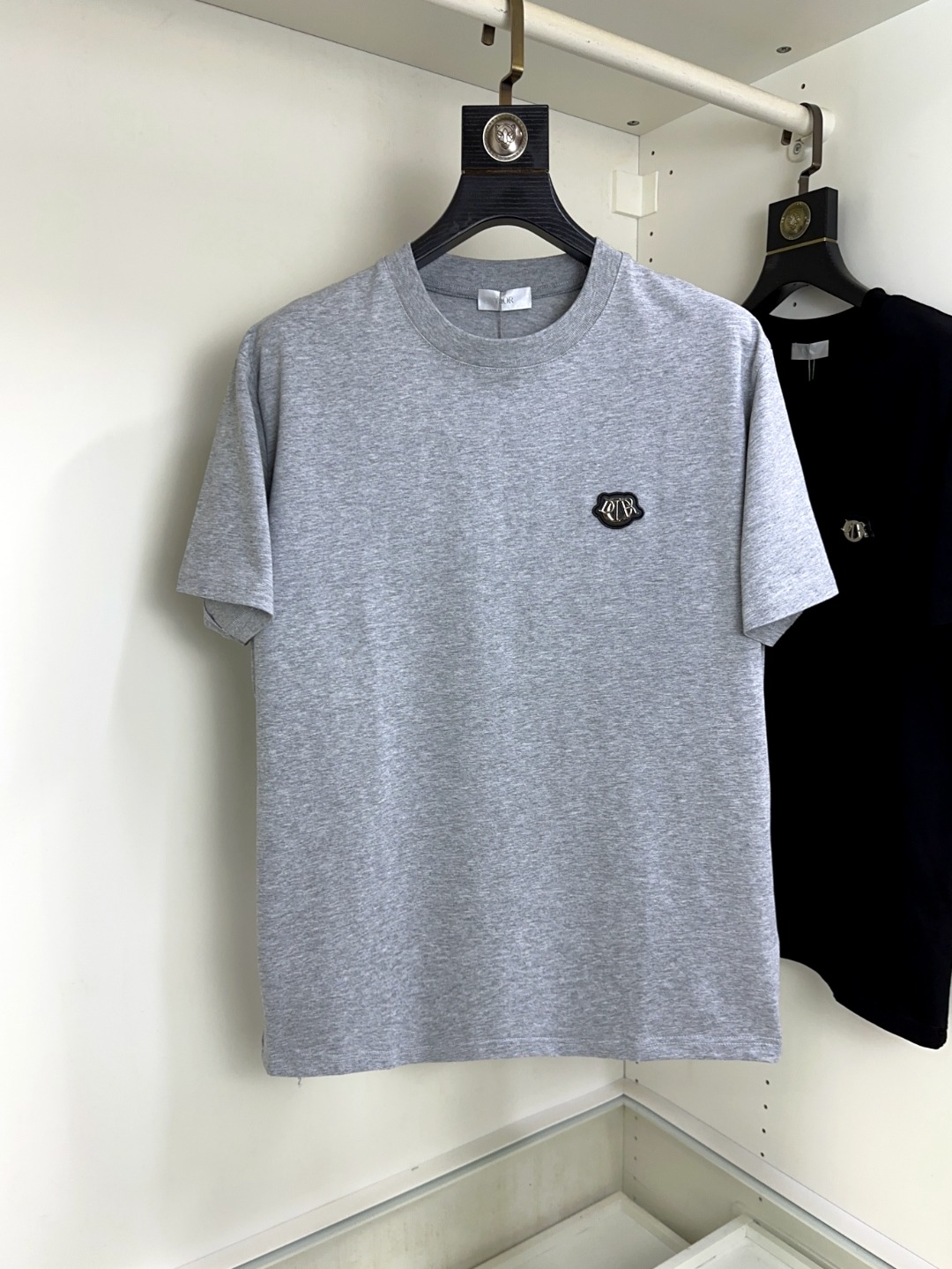 NO:463275,DIOR Top round neck, casual short-sleeved high-end custom versatile styles, anyone can easily control the fabric, fully customized craftsmanship, the latest logo design of the luxurious classic brand on the chest, which is very high-end and those who understand goods must enter!  The style and tailoring are slim styles, which are very exquisite, showing aura and highlighting the exquisiteness of business men. This is the unique feature, the right slim fit, and the upper body effect is very good!  Size S-XL can wear 190 catties,dior,dior,T-shirt,alexander wang19860909DIOR 迪奥 顶级圆领休闲短袖高级定制百搭款式 任何人都可以轻松驾驭 面料全订制工艺 胸前奢华经典品牌最新logo设计,非常显档次懂货的必须入！版型剪裁属于修身款 非常精致,显气场,又会凸显商务男士的精致,这就是独到之处,恰到好处的修身,上身效果非常赞！尺码S-XL 可穿190斤,,dior,dior,T-shirt,alexander wang,Men's clothing